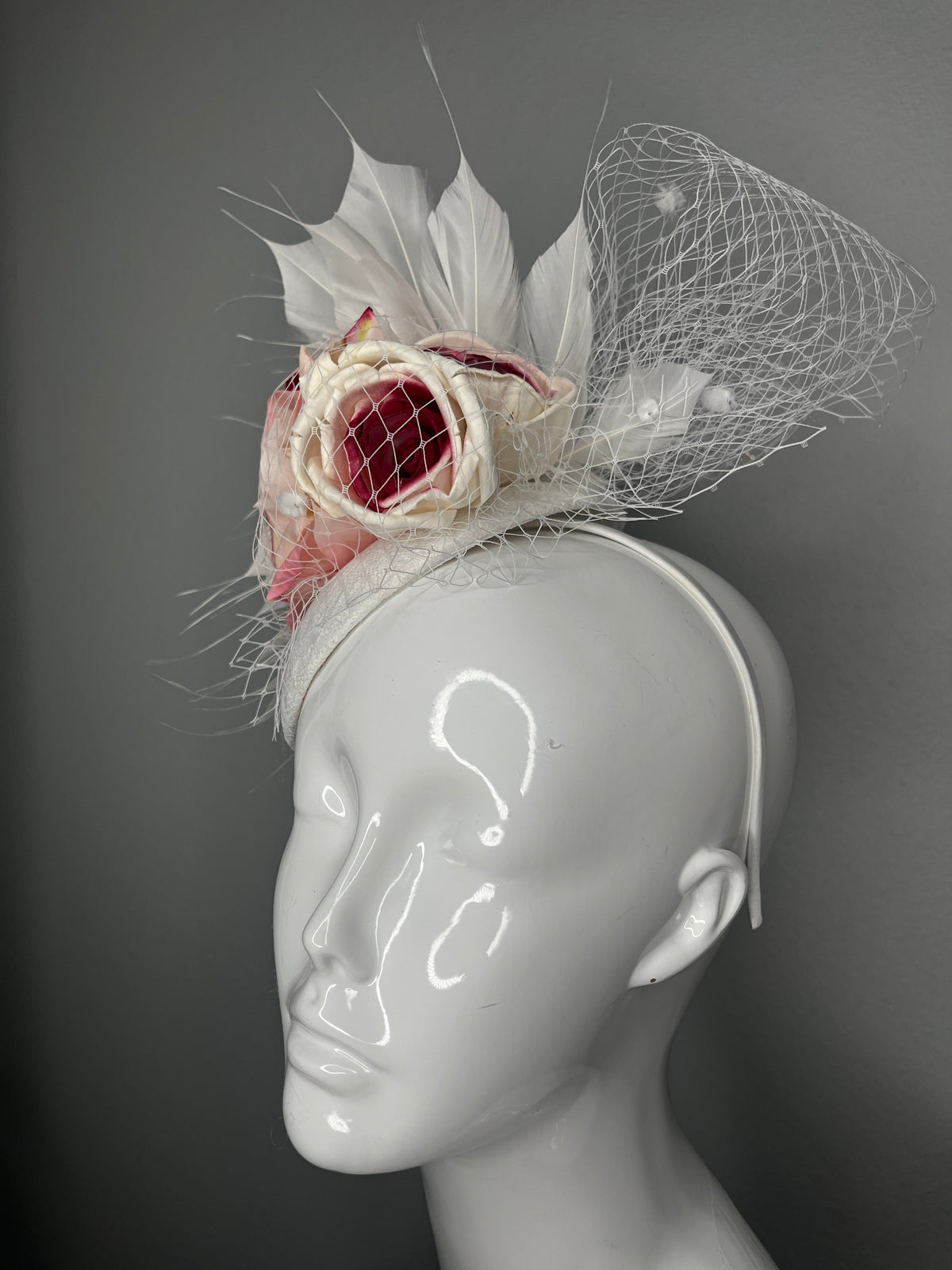Errötend Blütenblätter Rosa und weiße Rosen Feder Fascinator Hut