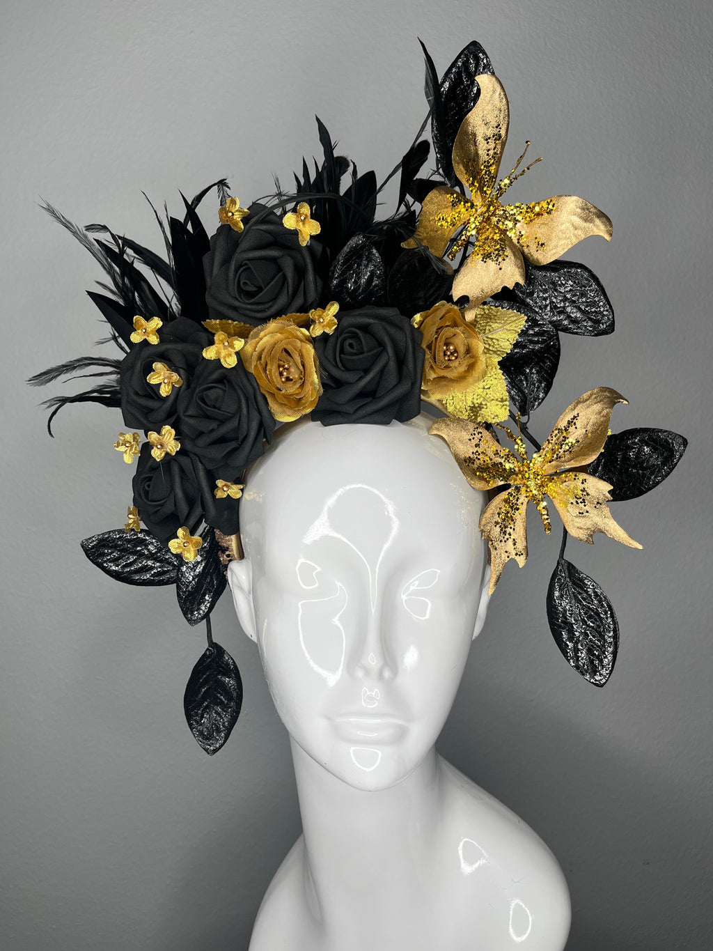 Midnight Majesty Schwarz und Gold Feder Fascinator Hut