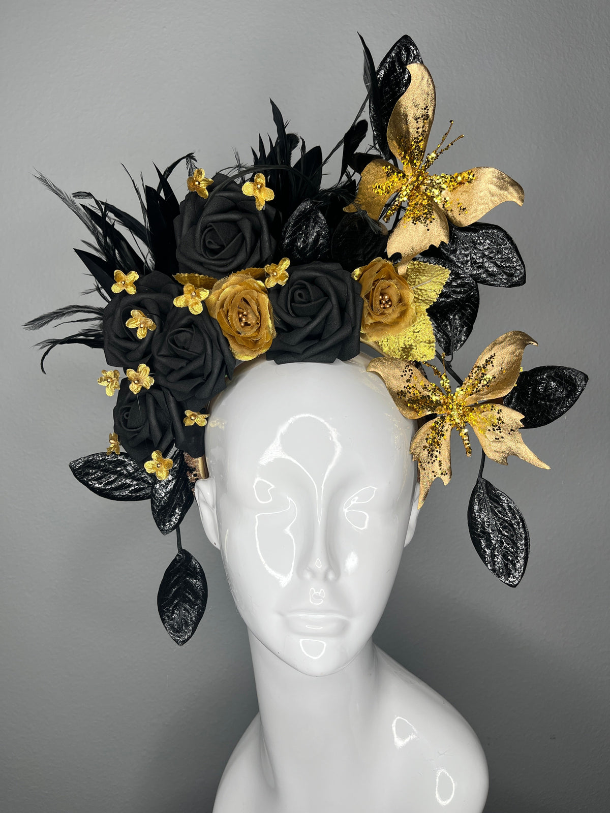 Midnight Majesty Schwarz und Gold Feder Fascinator Hut