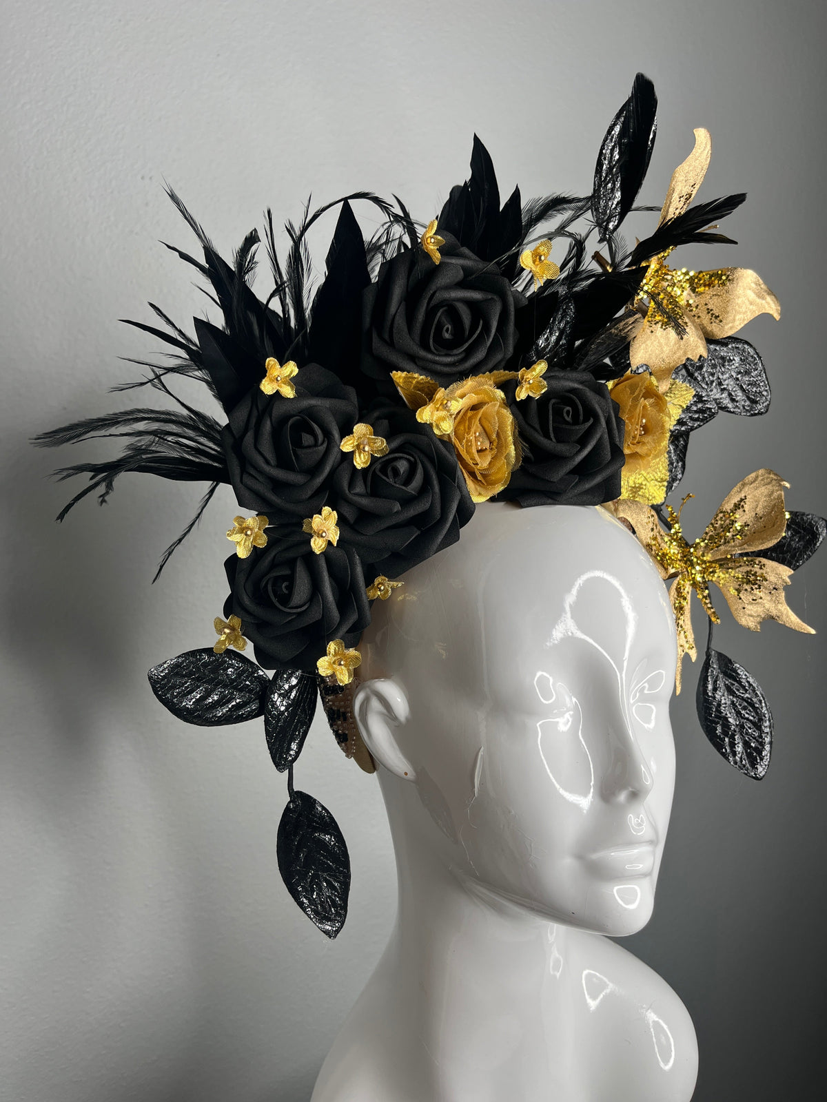 Midnight Majesty Schwarz und Gold Feder Fascinator Hut