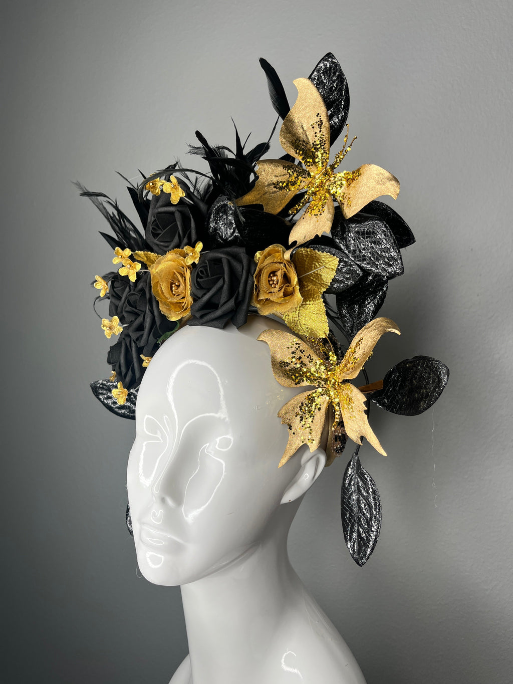 Midnight Majesty Schwarz und Gold Feder Fascinator Hut