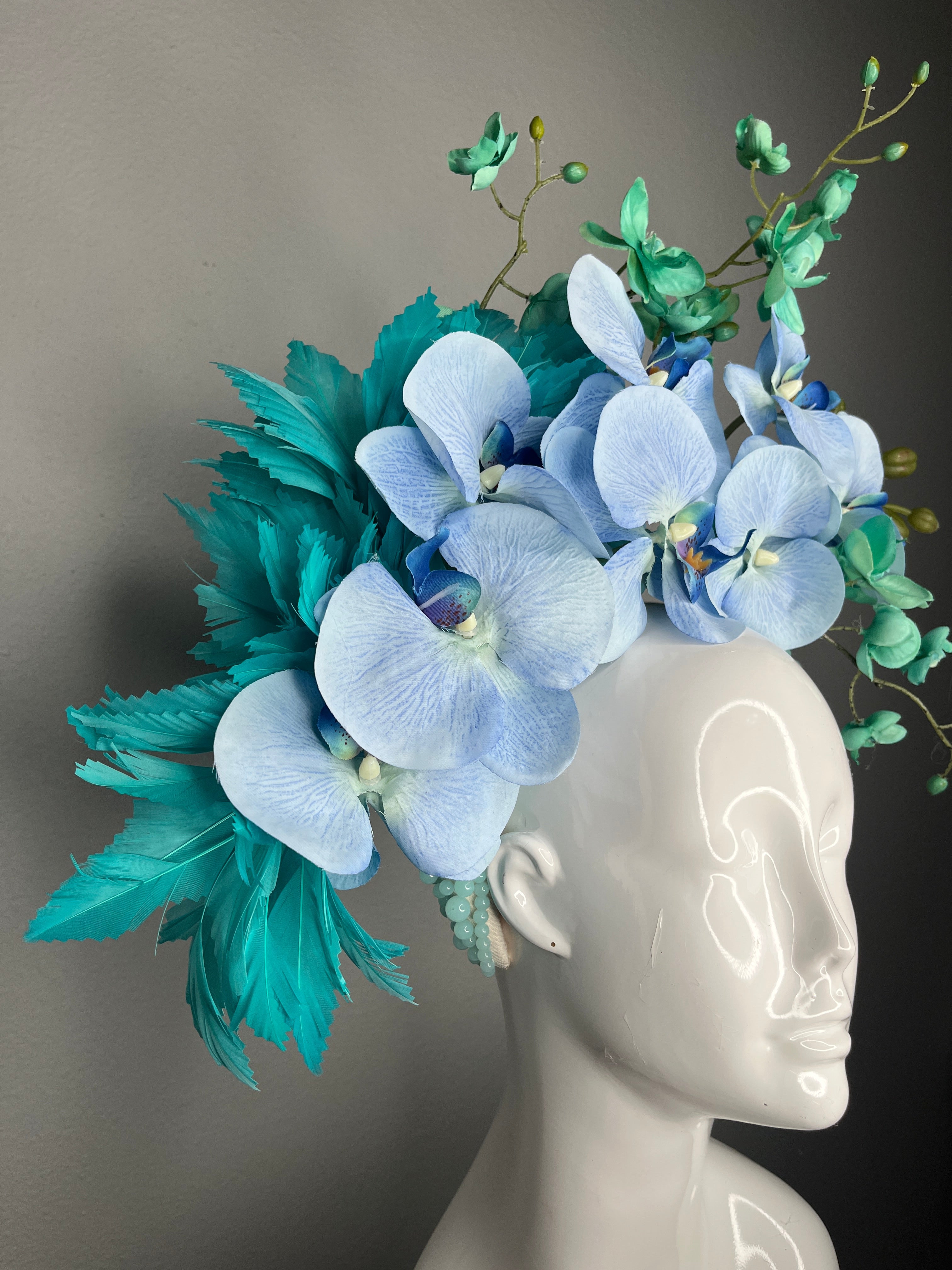 Azure Bloom Türkis und blaue Orchideenfeder Fascinator Hut