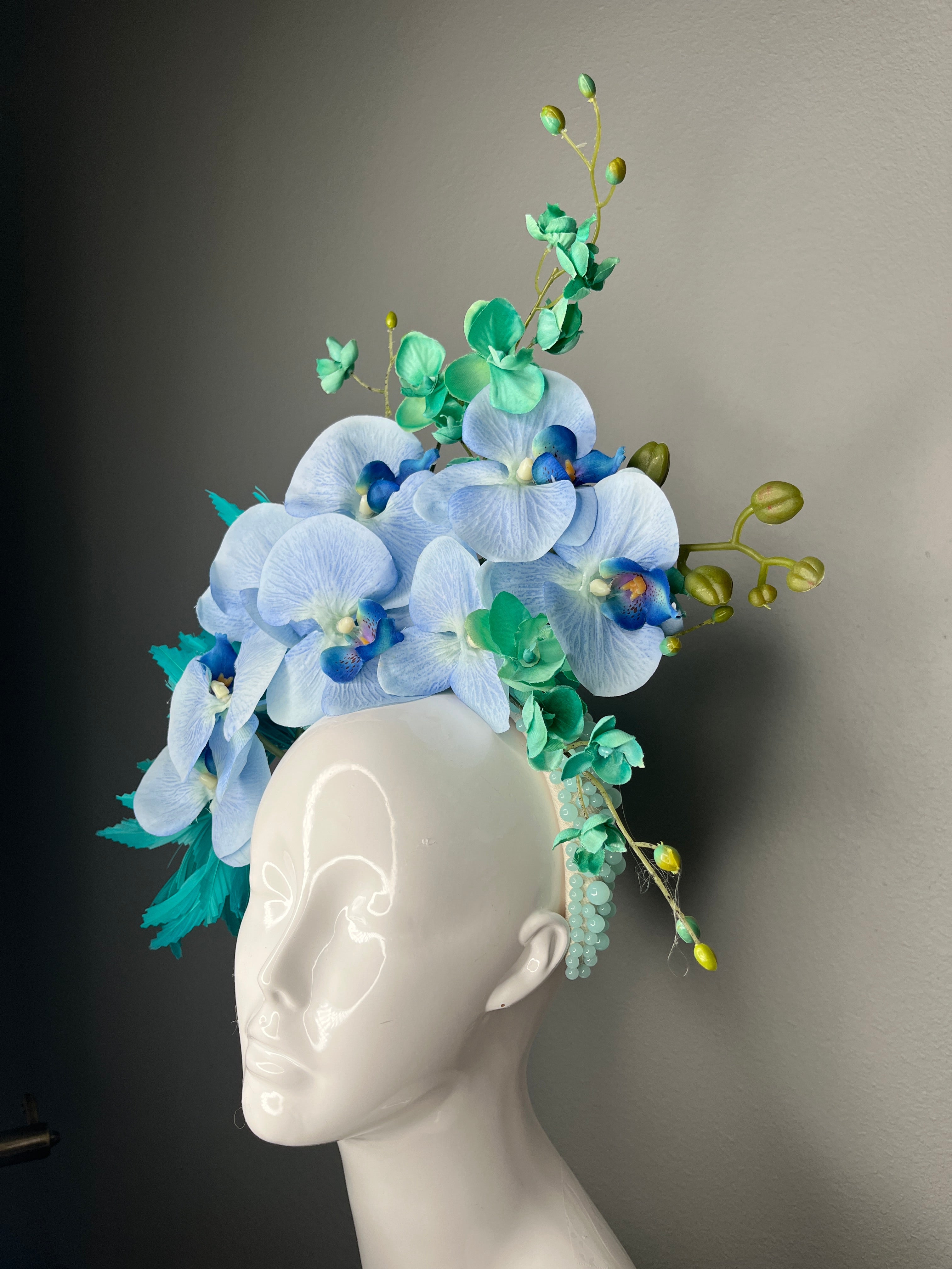 Azure Bloom Türkis und blaue Orchideenfeder Fascinator Hut