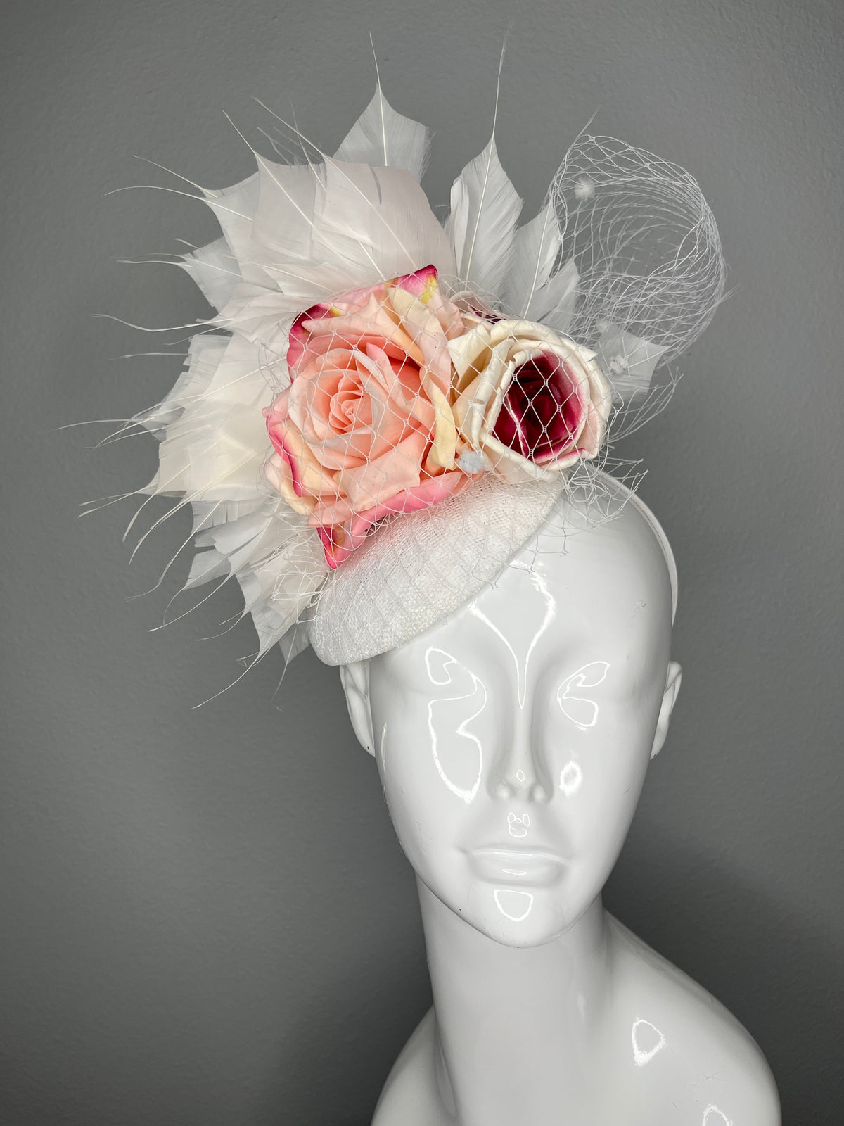 Errötend Blütenblätter Rosa und weiße Rosen Feder Fascinator Hut