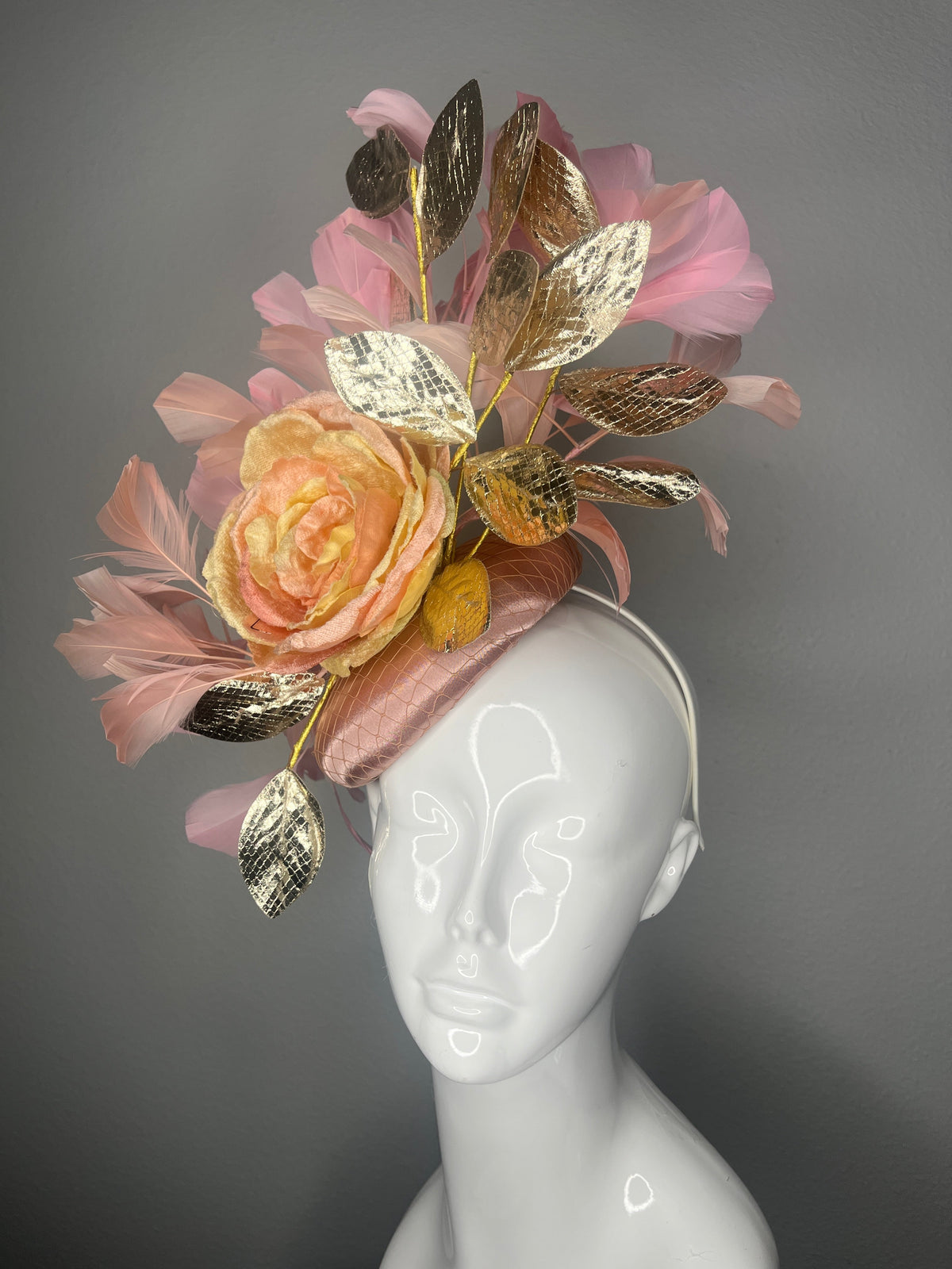 Blush und Brilliance Rosa Blush Feder Fascinator Hut