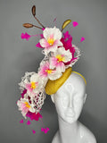 Weiße und rosa Orchidee mit heißen rosa Federn und gelbem Sinamay Fascinator Hut