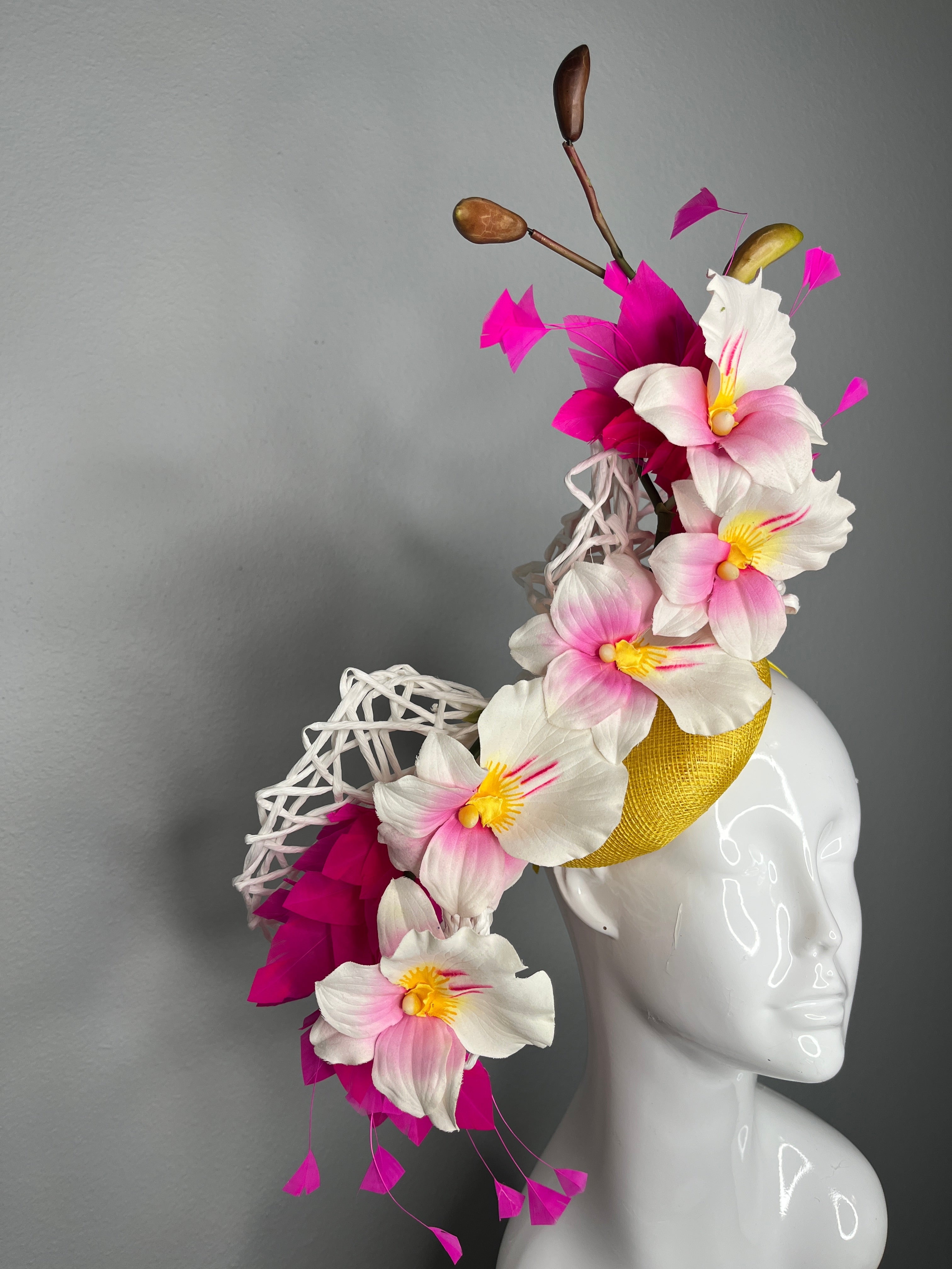 Weiße und rosa Orchidee mit heißen rosa Federn und gelbem Sinamay Fascinator Hut