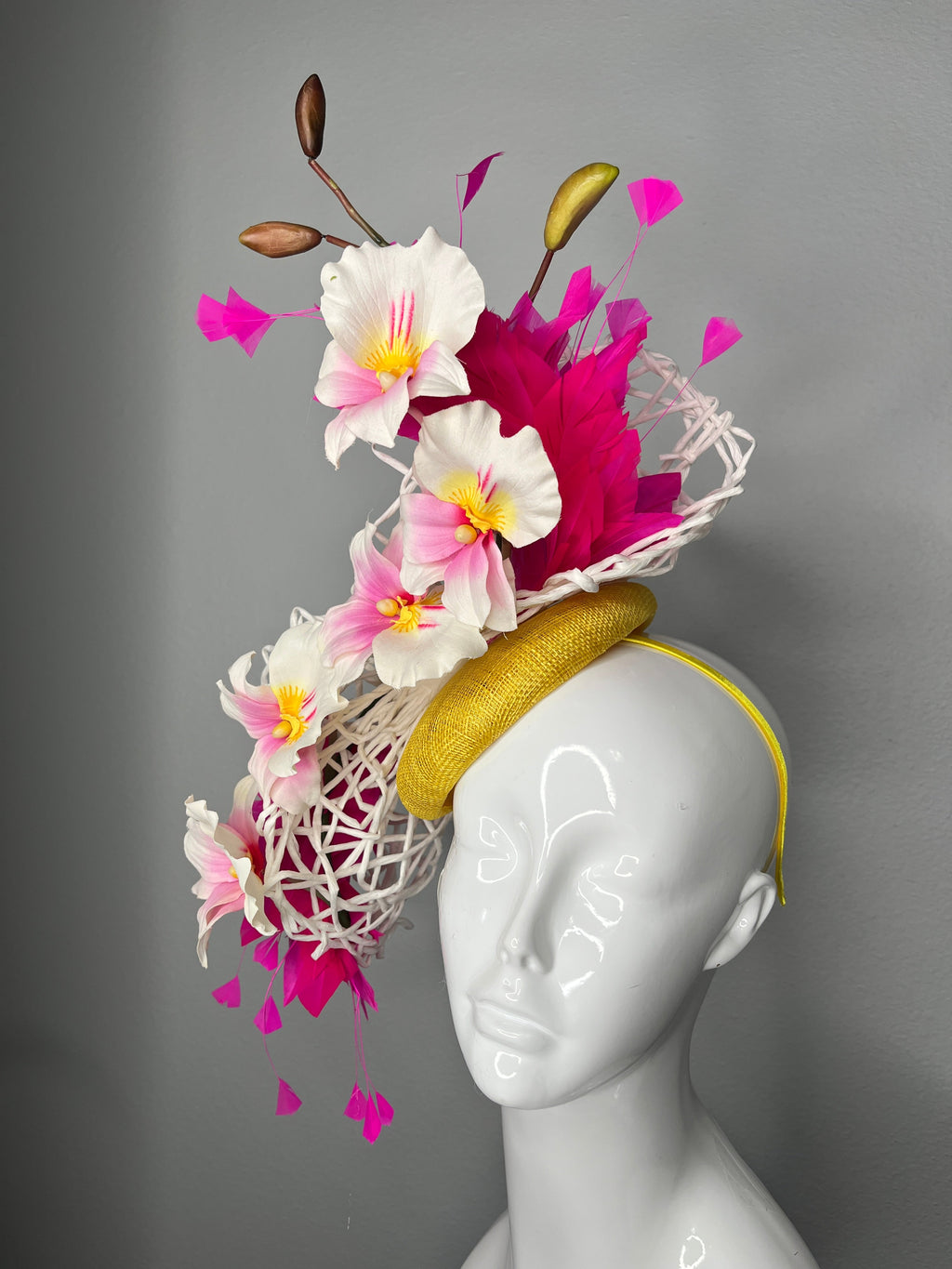 Weiße und rosa Orchidee mit heißen rosa Federn und gelbem Sinamay Fascinator Hut