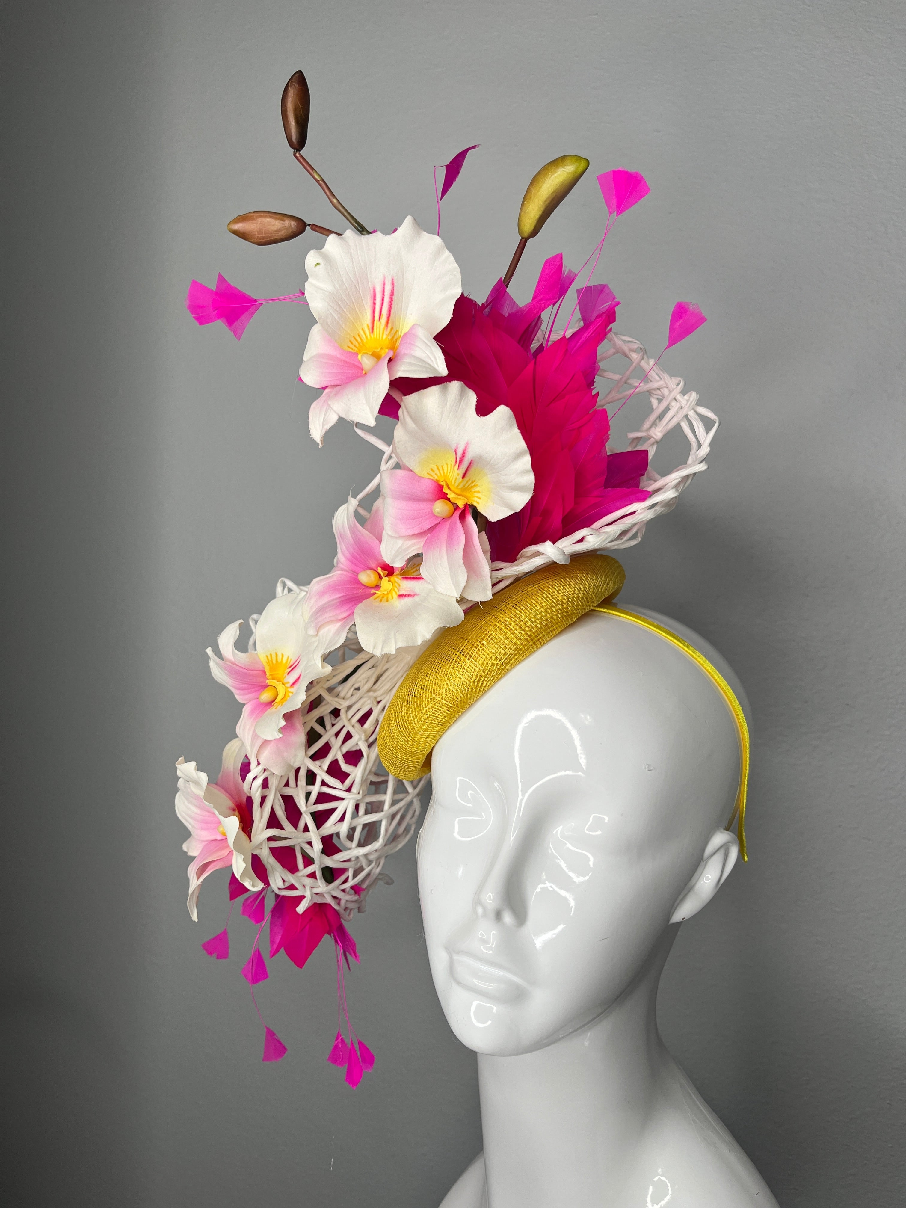 Weiße und rosa Orchidee mit heißen rosa Federn und gelbem Sinamay Fascinator Hut