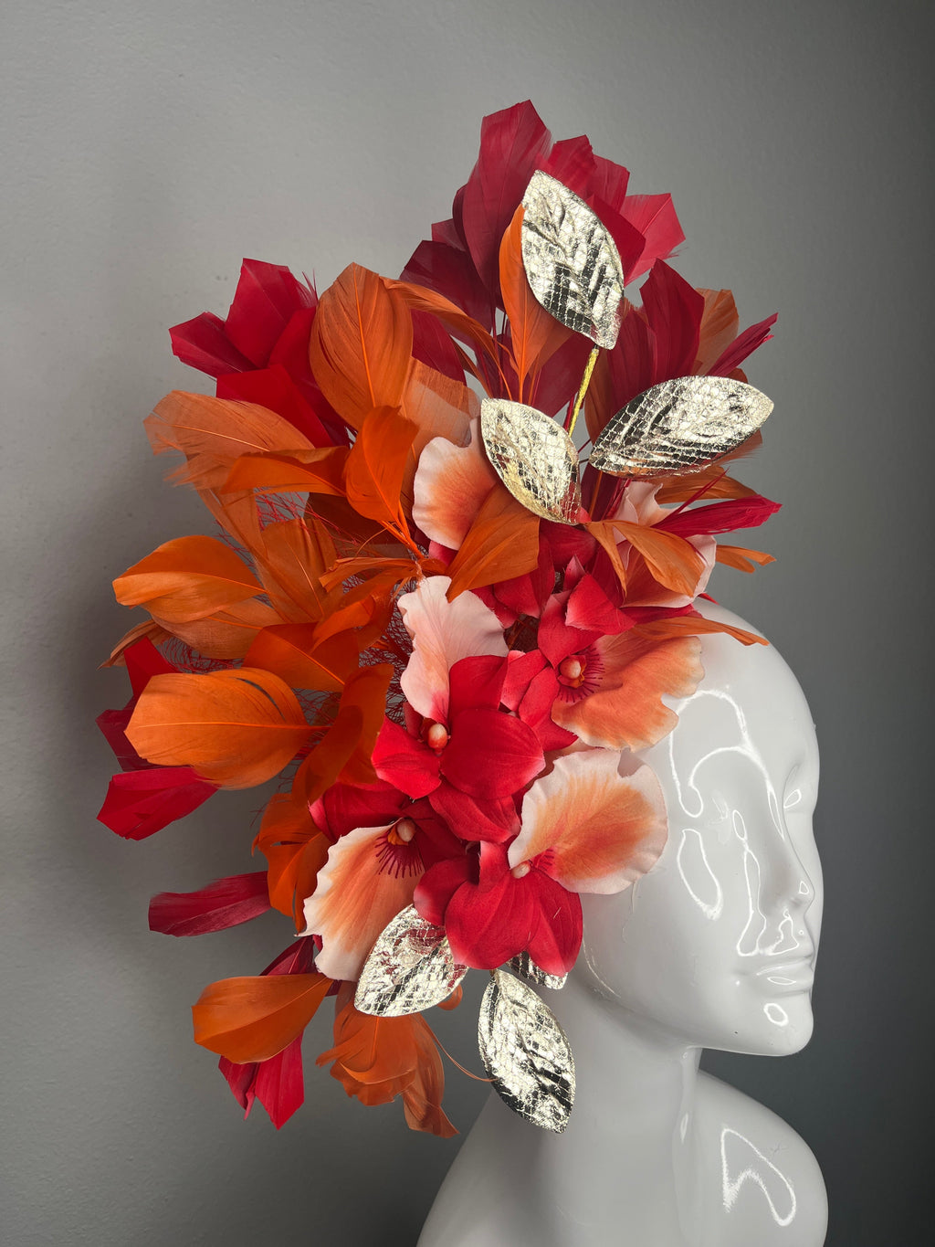 Rote und orange Feder Faszinator mit Gold Blätter und Blüten