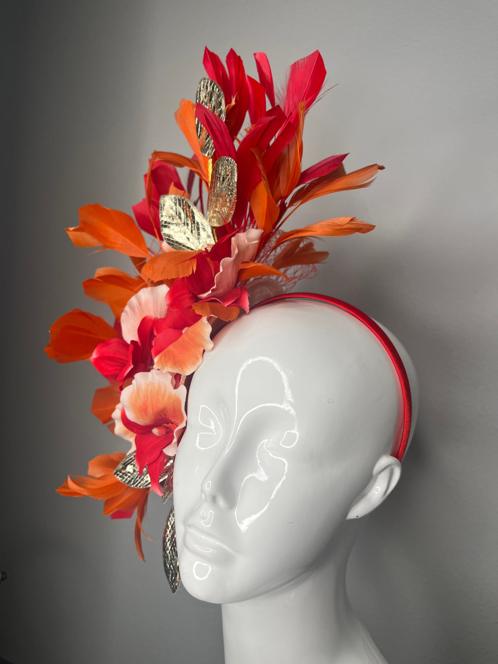 Rote und orange Feder Faszinator mit Gold Blätter und Blüten