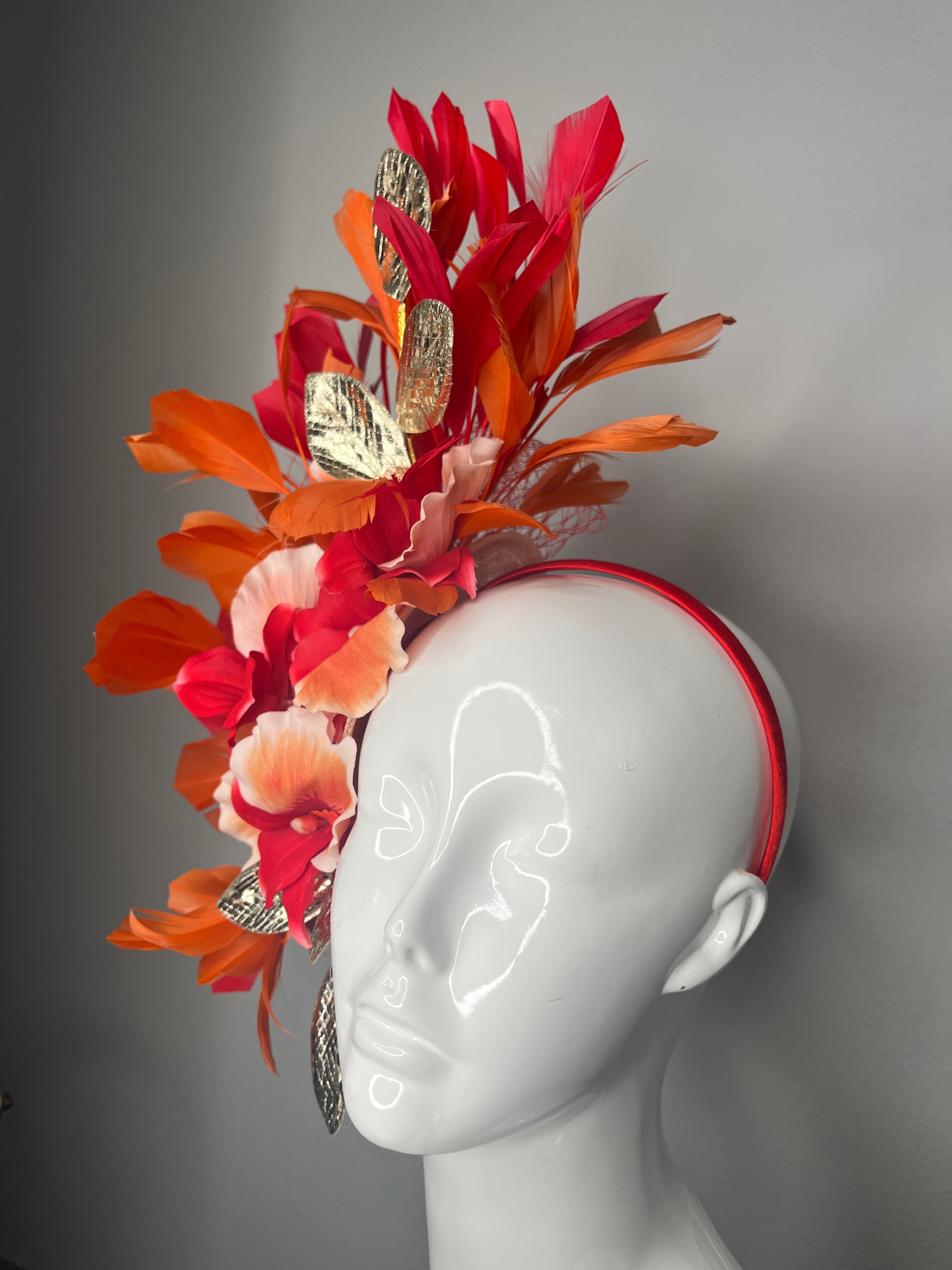 Rote und orange Feder Faszinator mit Gold Blätter und Blüten