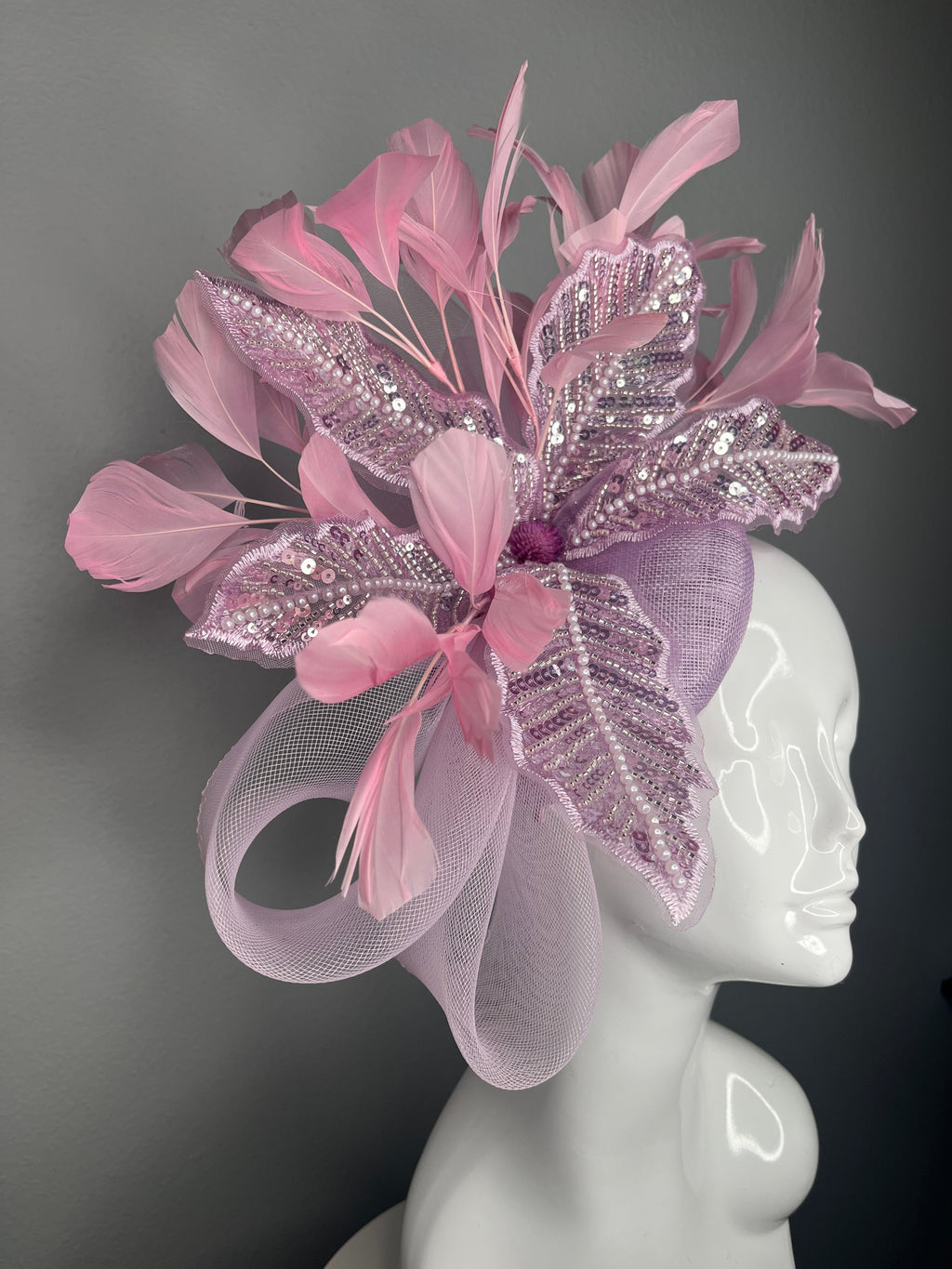 Lavendel Purple Paillettenblatt und rosa Federn Fascinator Hut