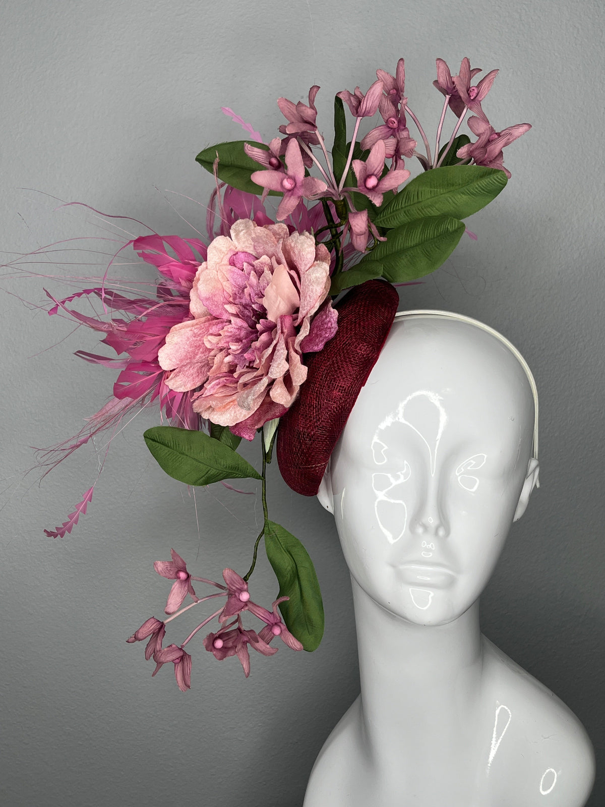 Rosa Pfingstrose & Fuchsia Orchideenfeder Fascinator auf Deep Berry Base