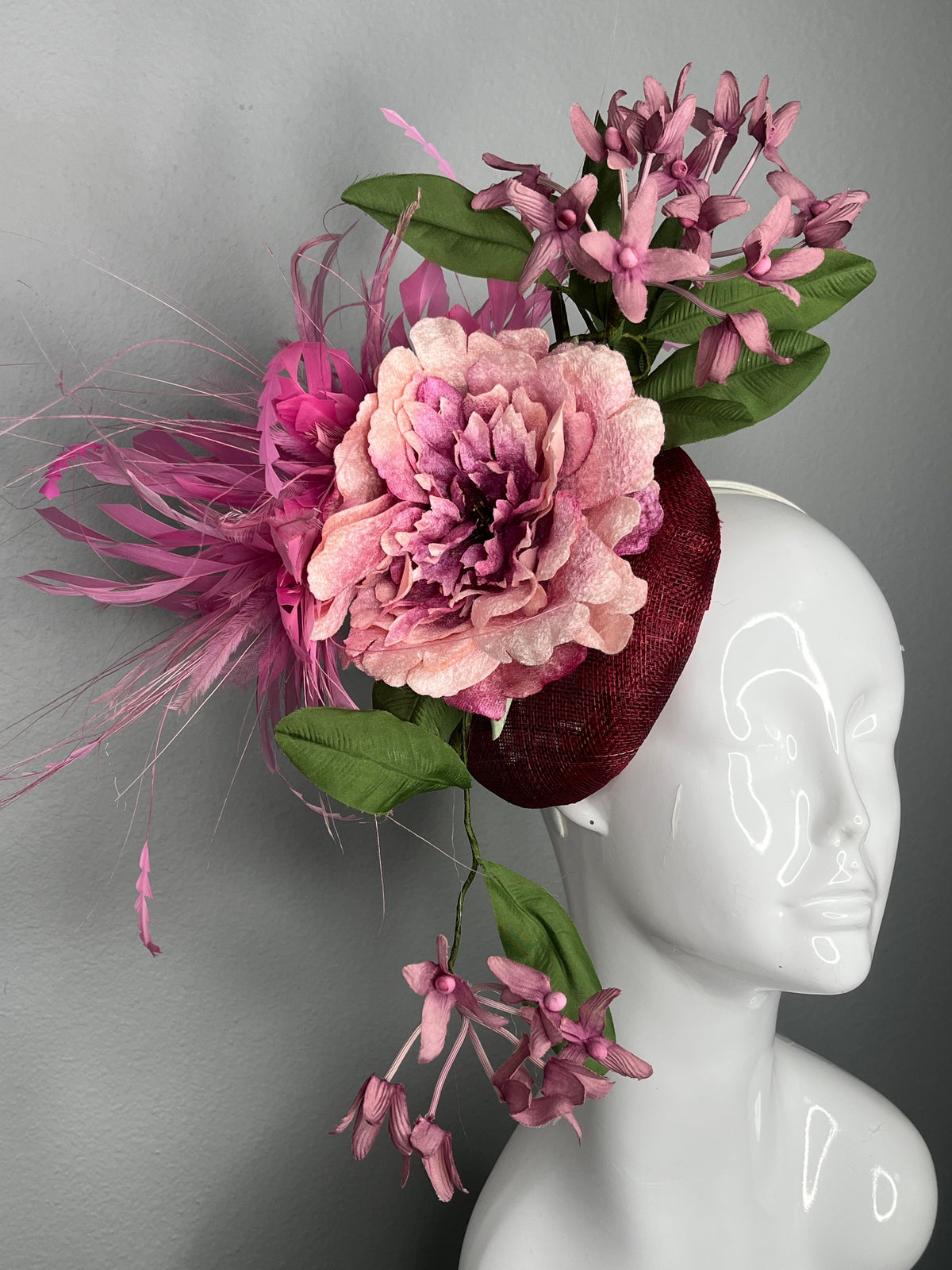 Rosa Pfingstrose & Fuchsia Orchideenfeder Fascinator auf Deep Berry Base
