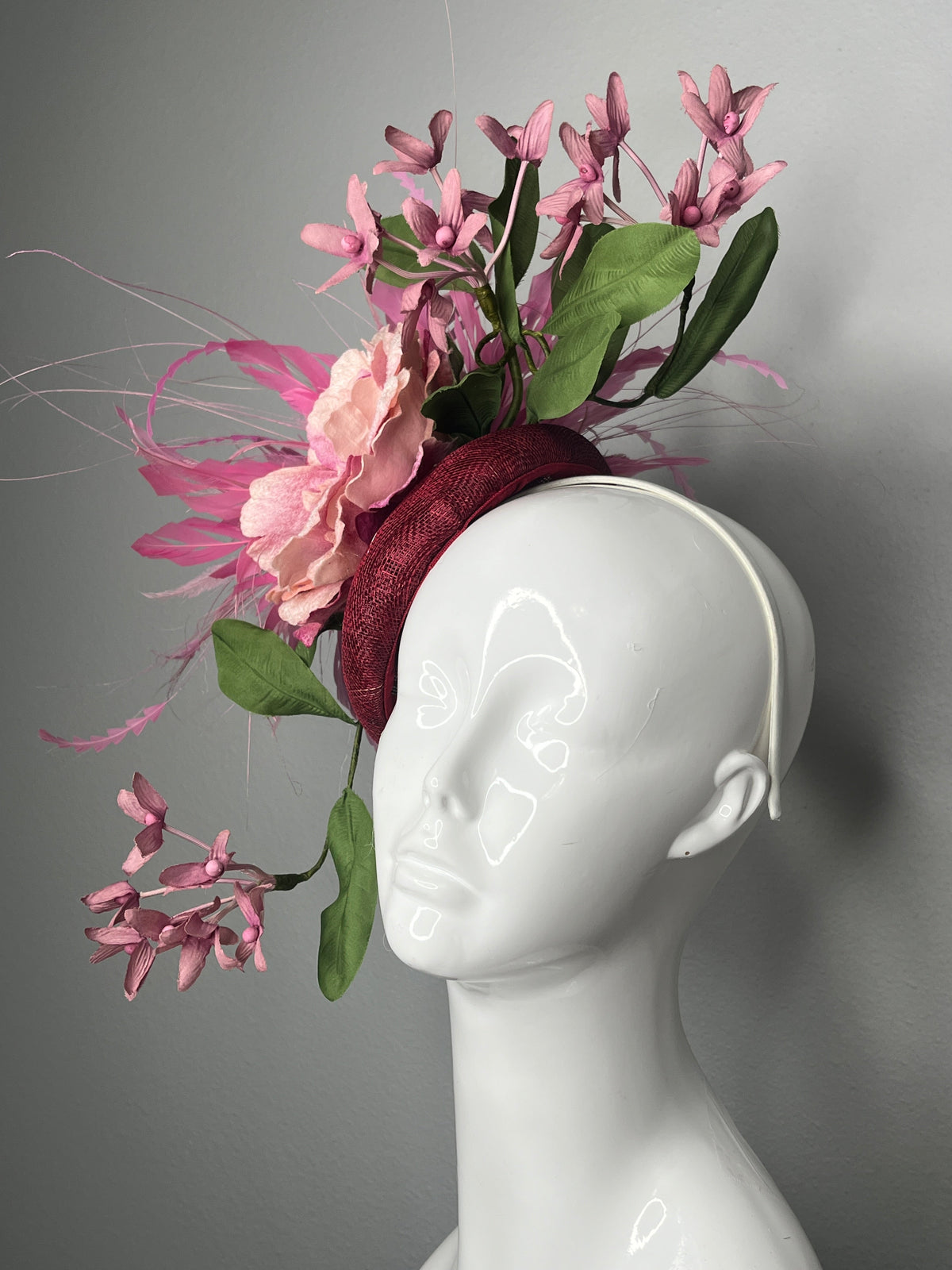 Rosa Pfingstrose & Fuchsia Orchideenfeder Fascinator auf Deep Berry Base