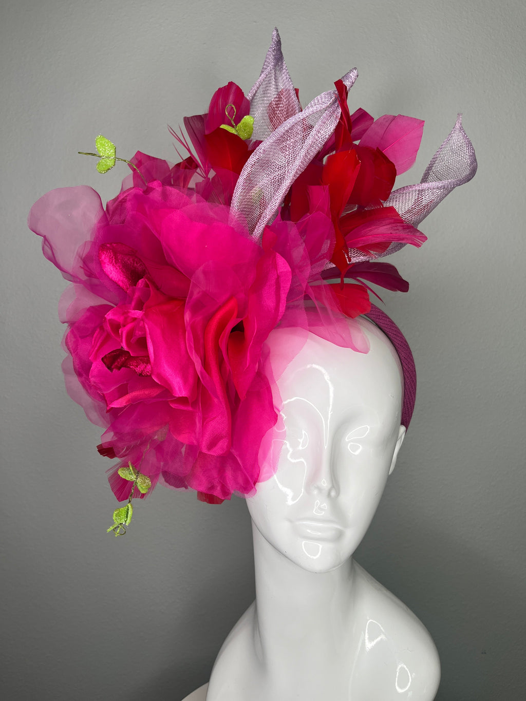 Leuchtrosa übergroße Organza Bloom Fascinator mit roten Federn & Sculpted Sinamay