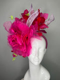 Leuchtrosa übergroße Organza Bloom Fascinator mit roten Federn & Sculpted Sinamay