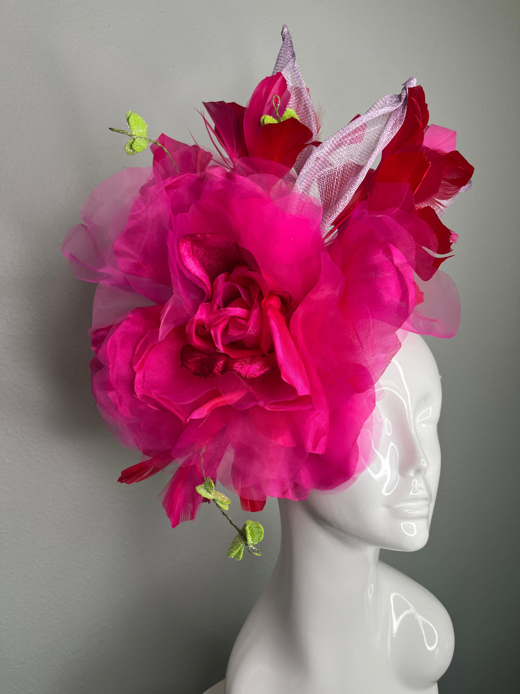 Leuchtrosa übergroße Organza Bloom Fascinator mit roten Federn & Sculpted Sinamay