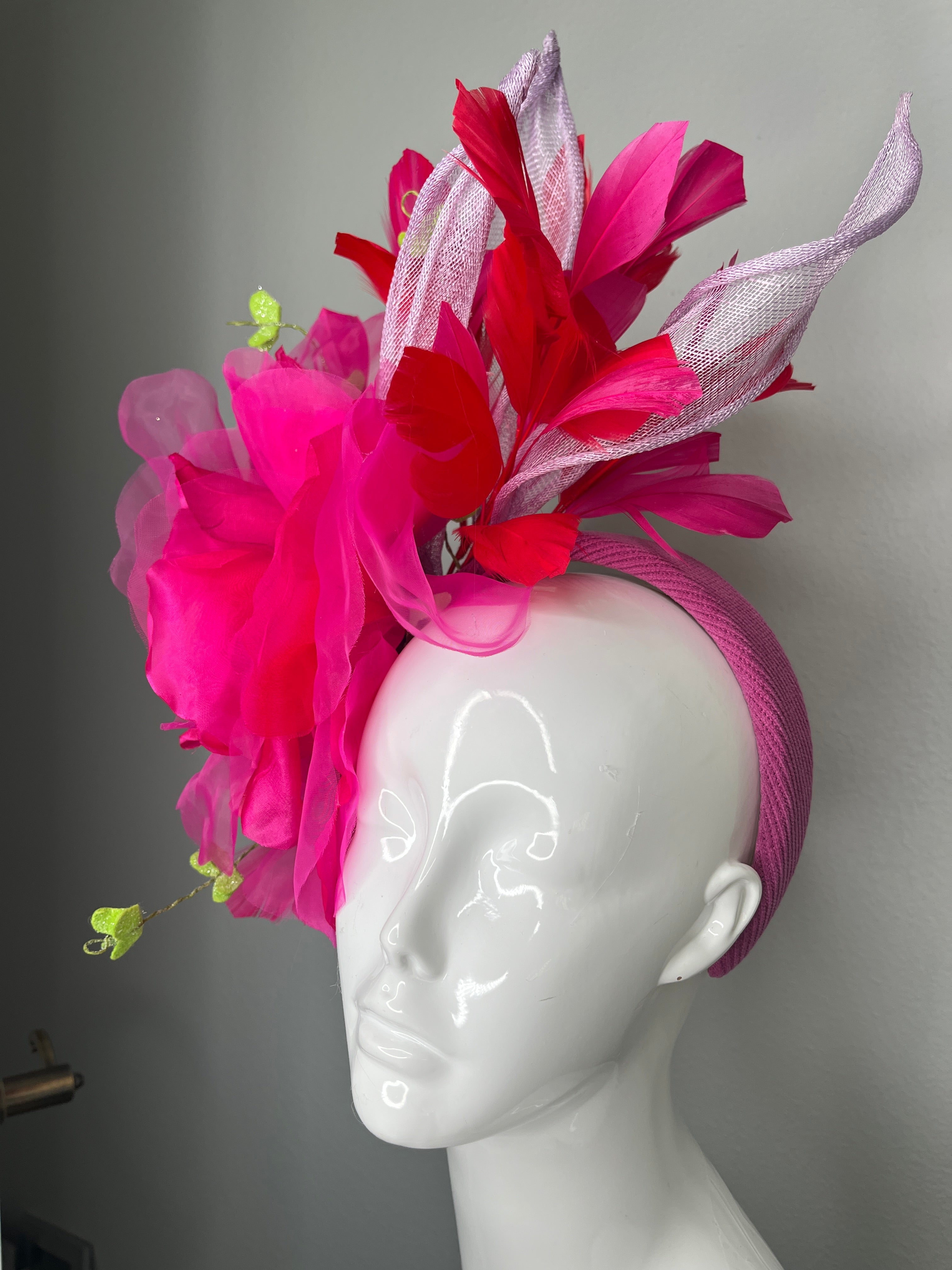 Leuchtrosa übergroße Organza Bloom Fascinator mit roten Federn & Sculpted Sinamay