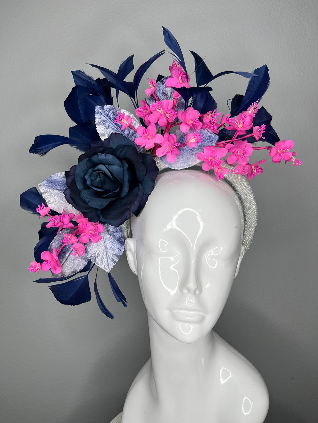 Marineblau Feder und Vintage Fuchsia Blossom Statement Faszinator auf Silber Stirnband