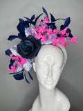 Marineblau Feder und Vintage Fuchsia Blossom Statement Faszinator auf Silber Stirnband