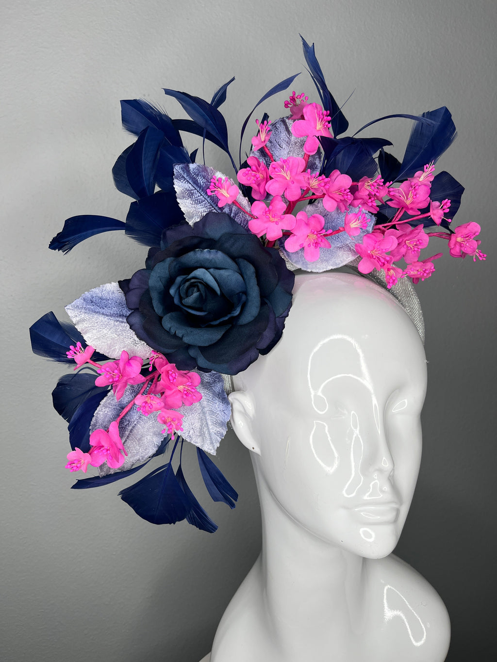 Marineblau Feder und Vintage Fuchsia Blossom Statement Faszinator auf Silber Stirnband