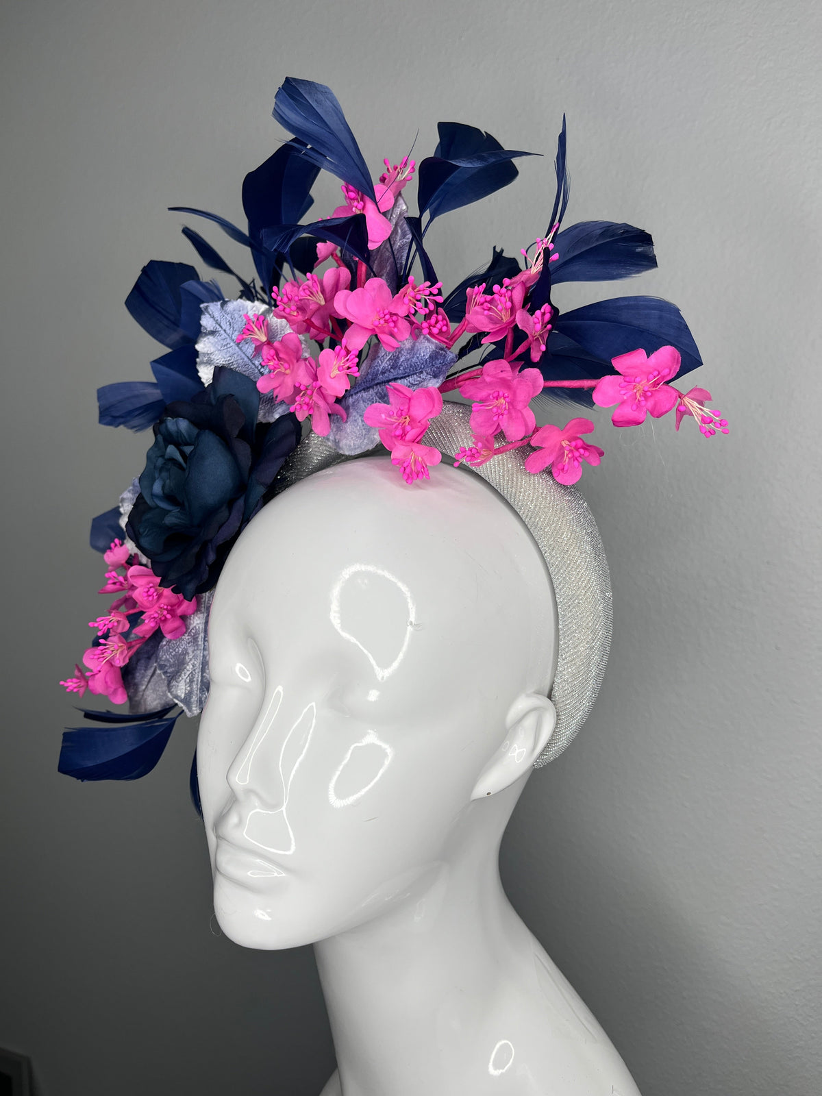 Marineblau Feder und Vintage Fuchsia Blossom Statement Faszinator auf Silber Stirnband
