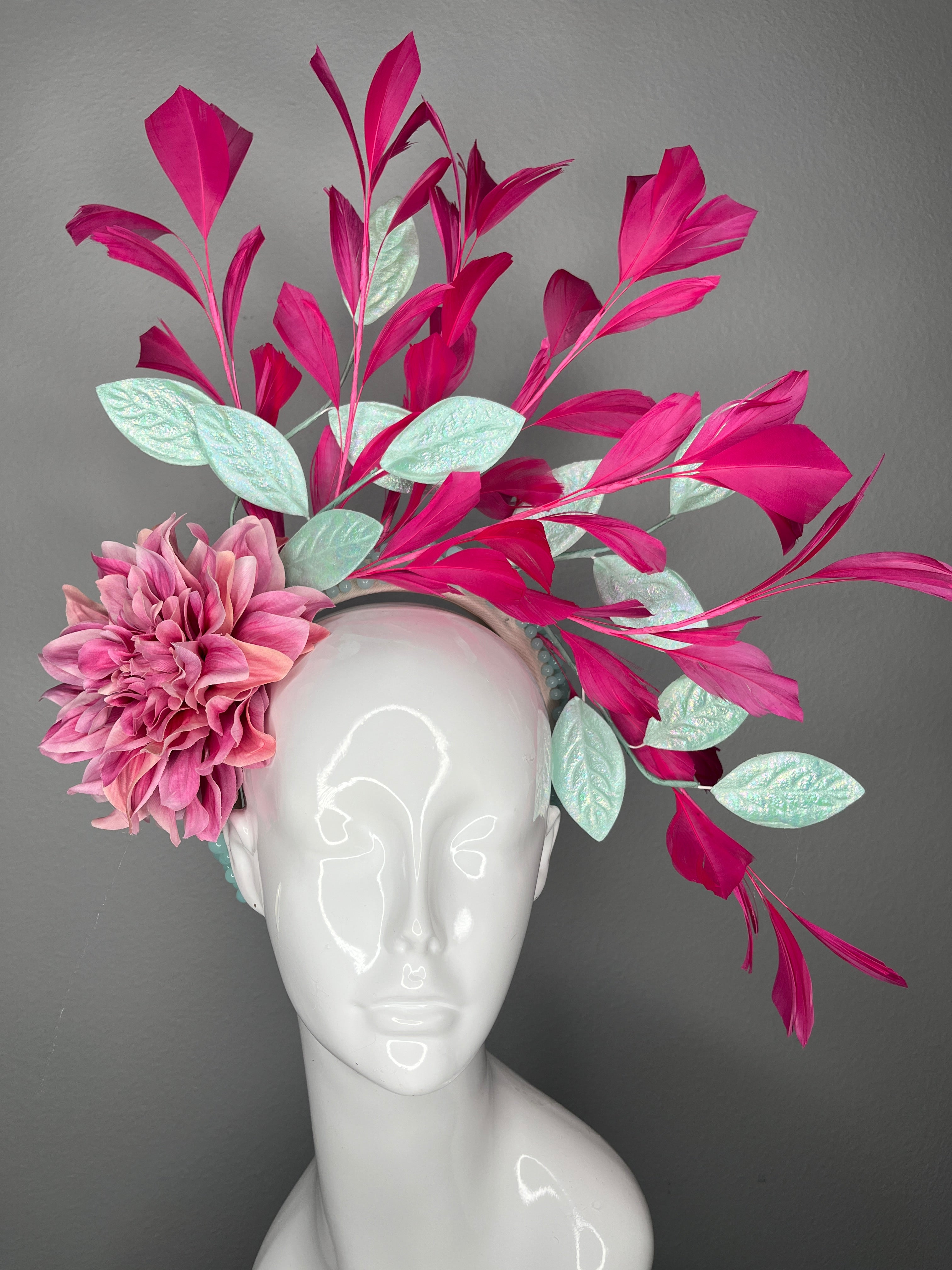 Leuchtrosa Feder Spray Fascinator mit Minze Schillernd Blätter und Blush Dahlia