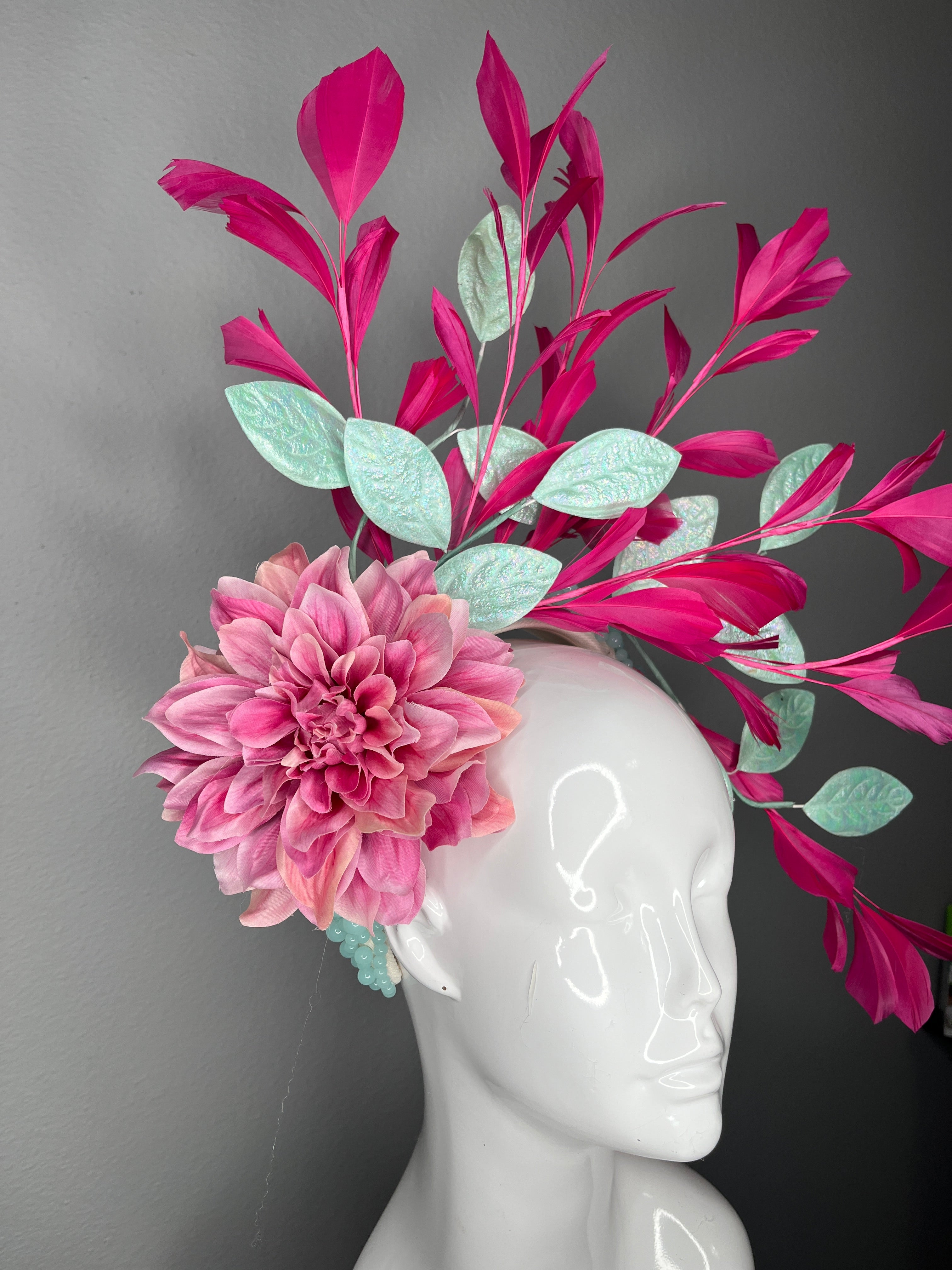 Leuchtrosa Feder Spray Fascinator mit Minze Schillernd Blätter und Blush Dahlia