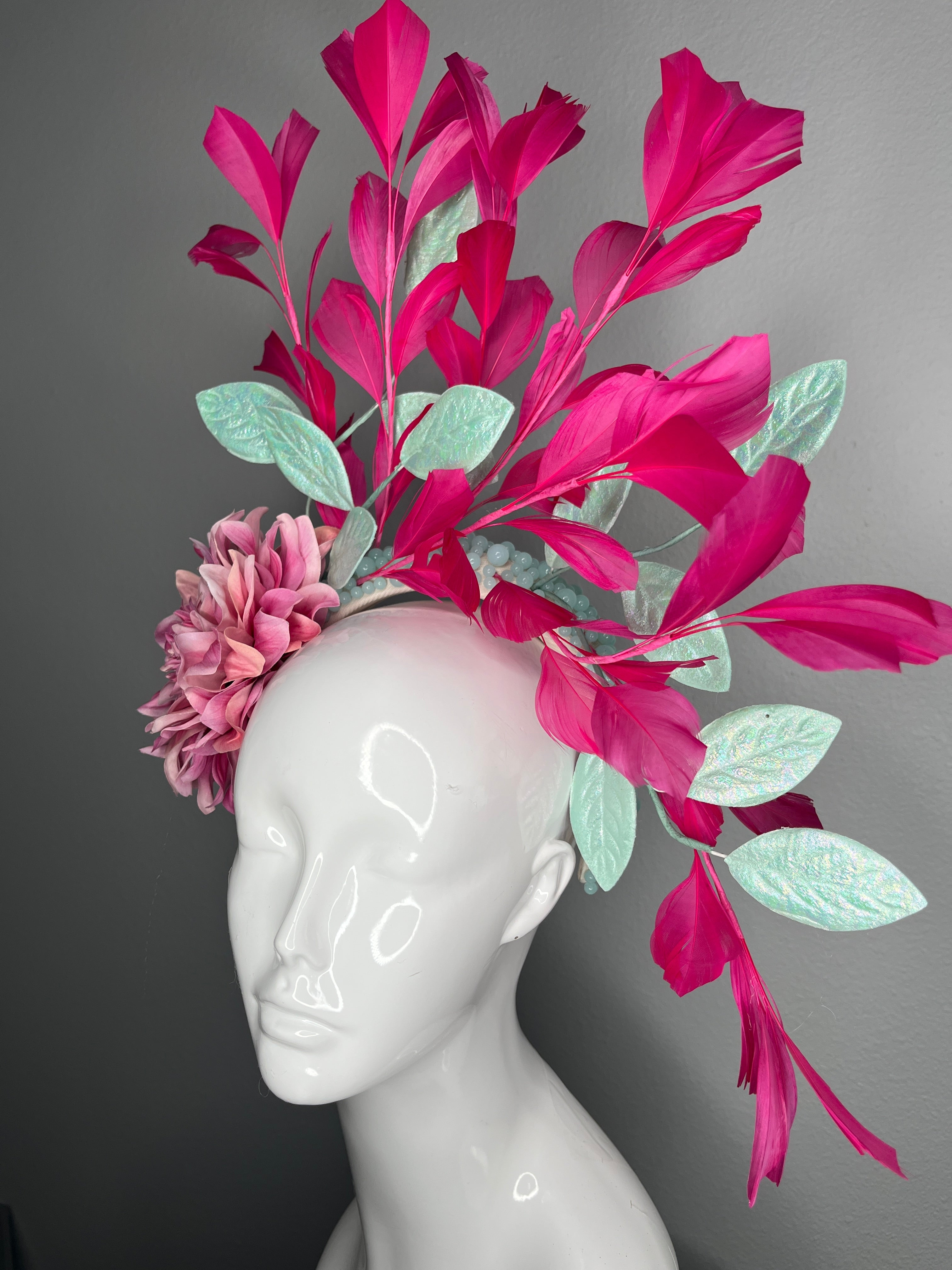 Leuchtrosa Feder Spray Fascinator mit Minze Schillernd Blätter und Blush Dahlia