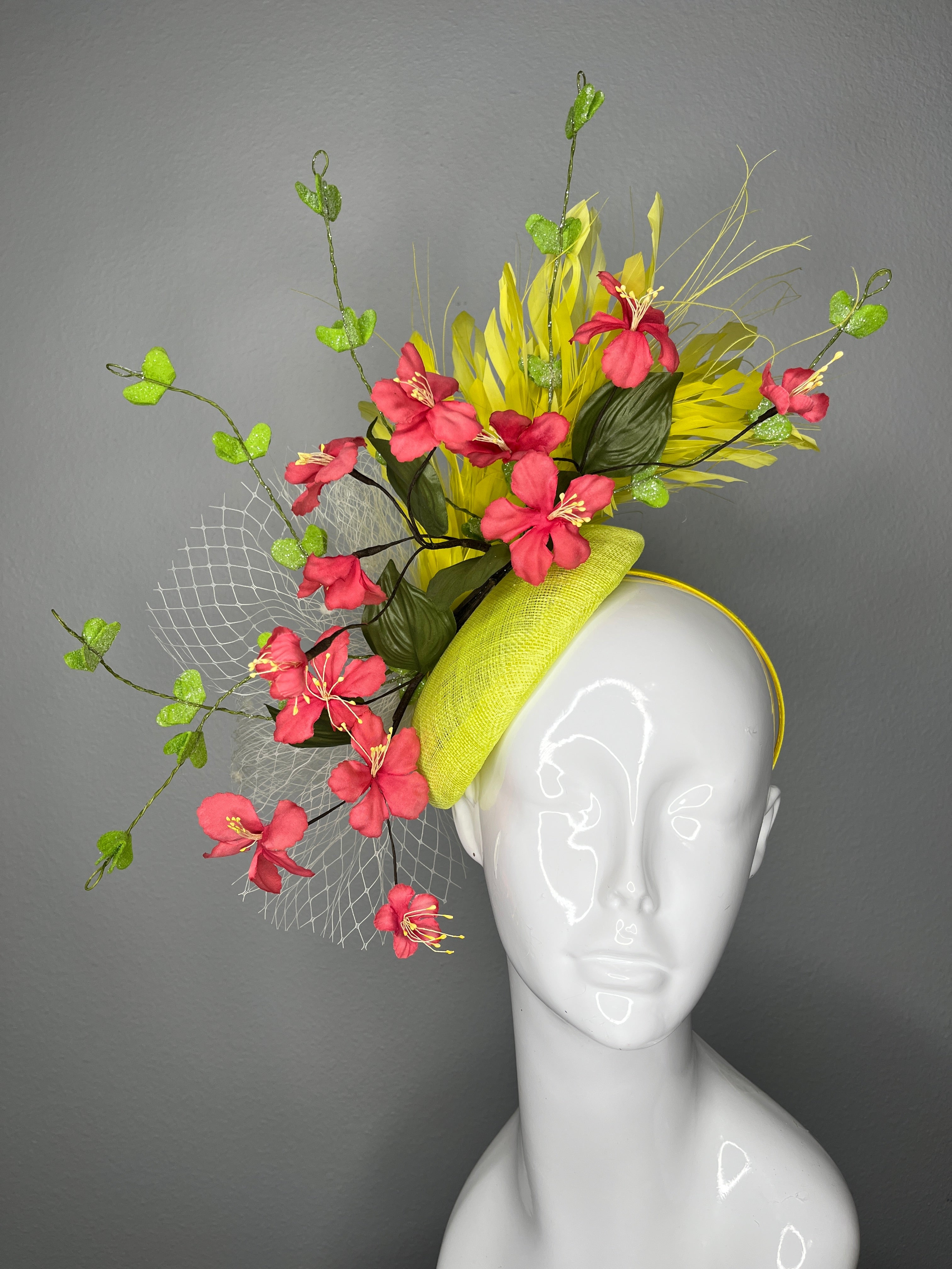 Zitronengelb Halo-Fascinator mit Vintage Coral Blossoms und Grün Vine Sprays