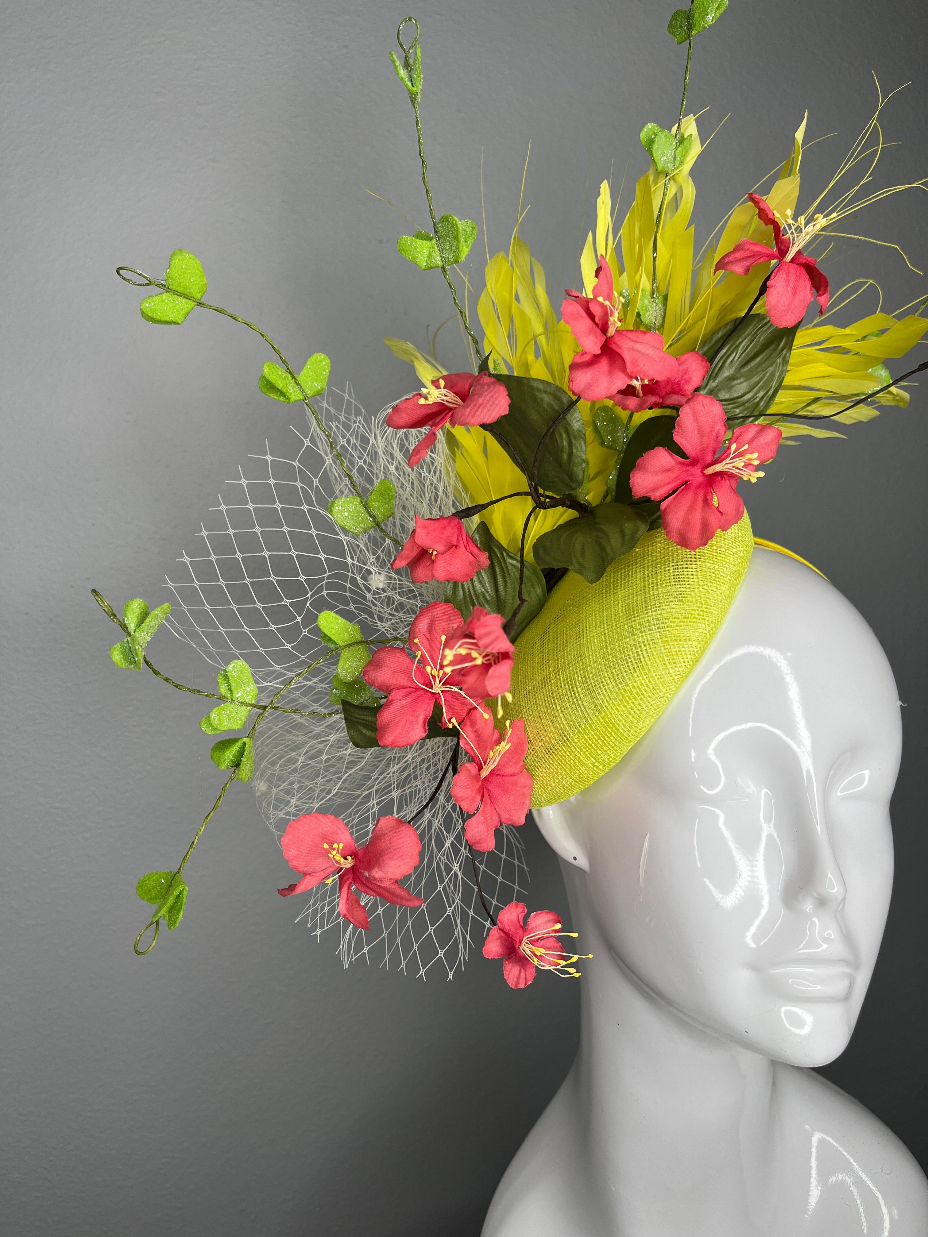 Zitronengelb Halo-Fascinator mit Vintage Coral Blossoms und Grün Vine Sprays