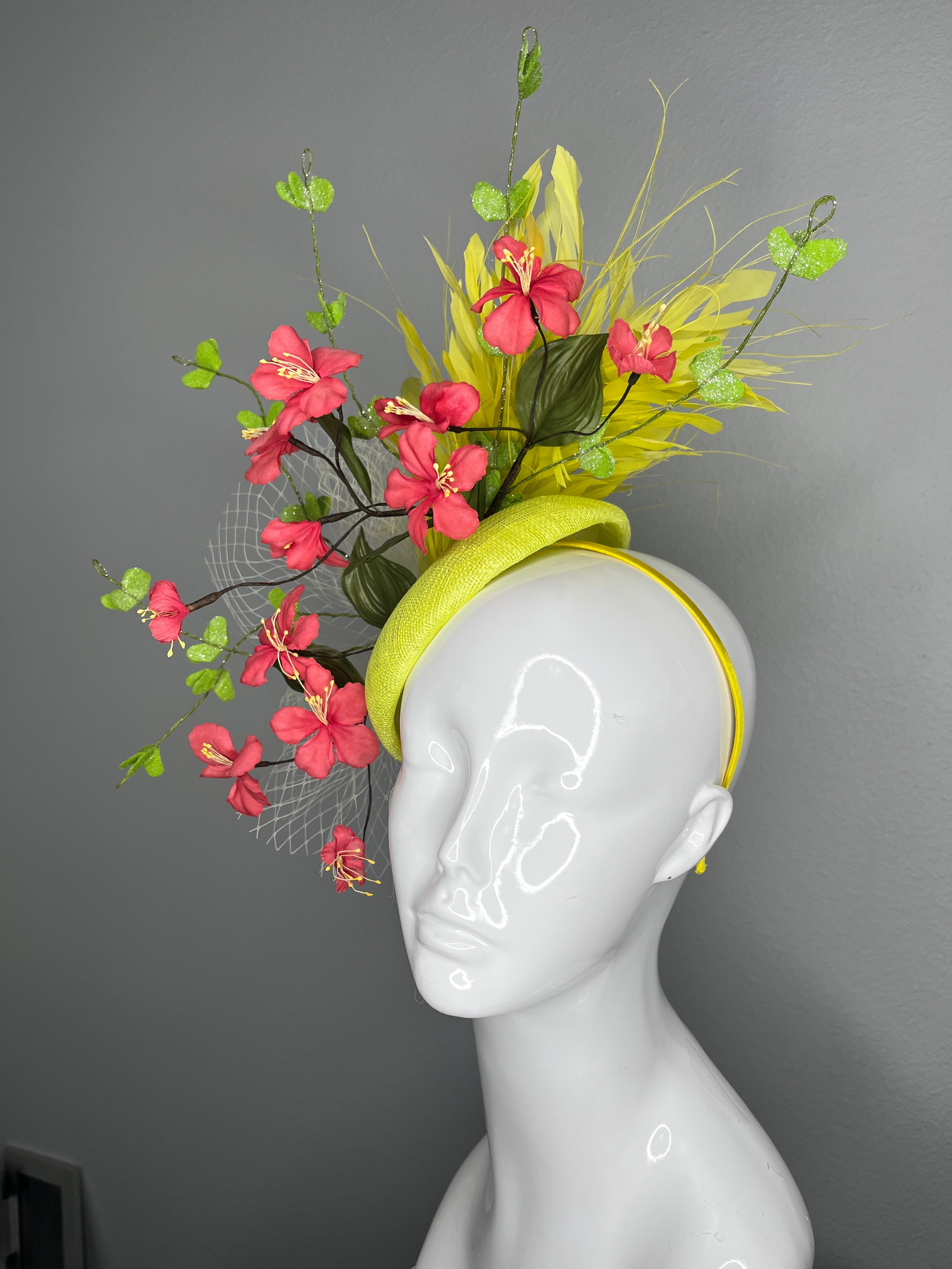 Zitronengelb Halo-Fascinator mit Vintage Coral Blossoms und Grün Vine Sprays