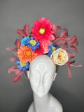 Multi-Color Garden Bloom Fascinator mit Rosa Feder Fans und Statement Florals