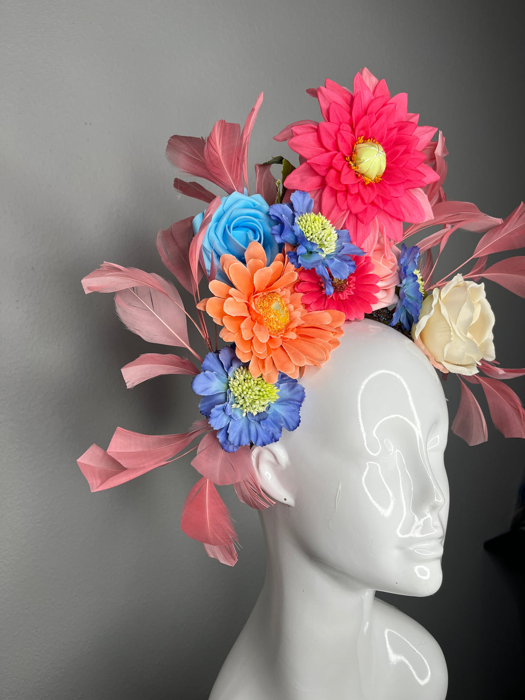 Multi-Color Garden Bloom Fascinator mit Rosa Feder Fans und Statement Florals