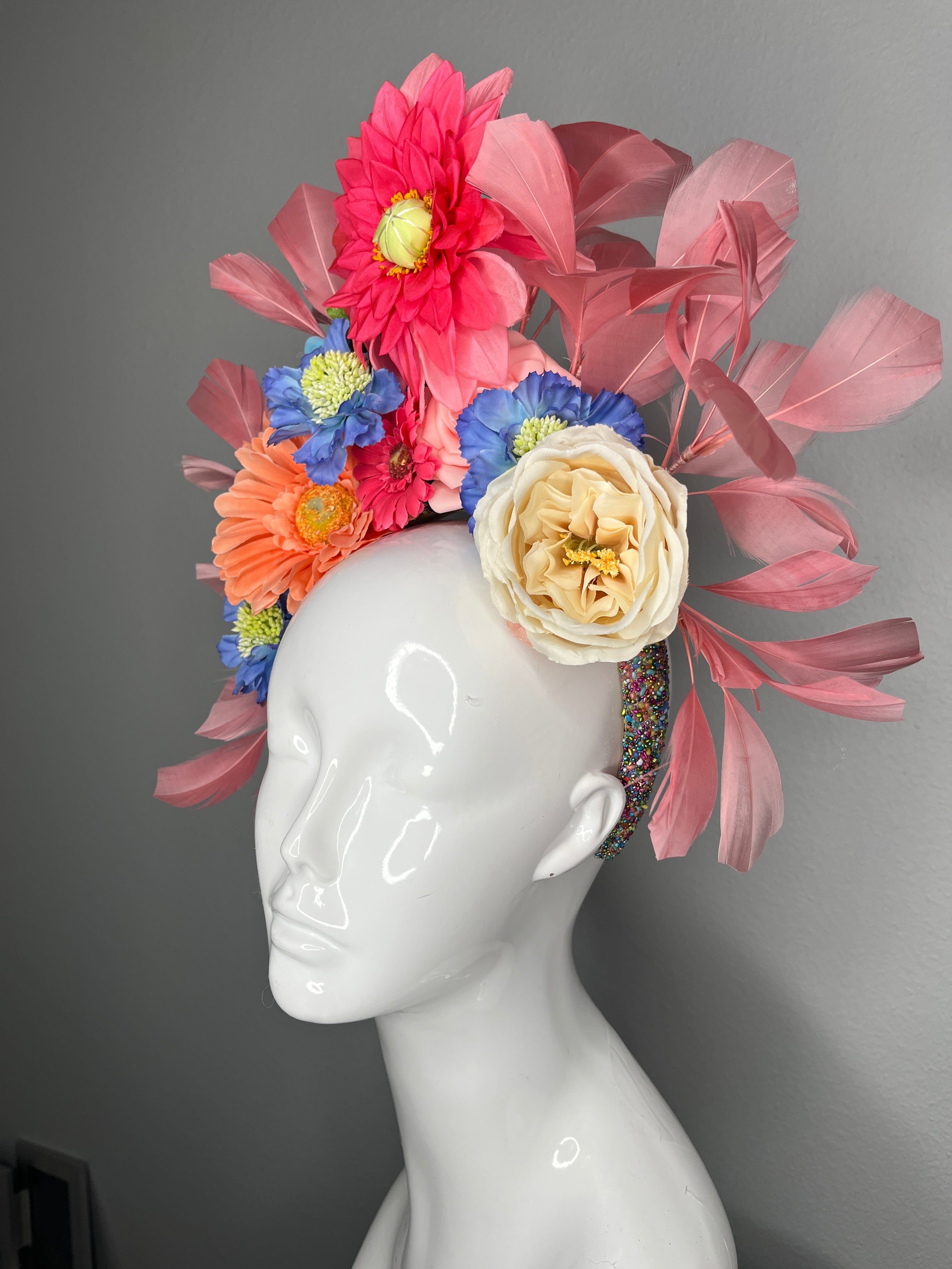 Multi-Color Garden Bloom Fascinator mit Rosa Feder Fans und Statement Florals