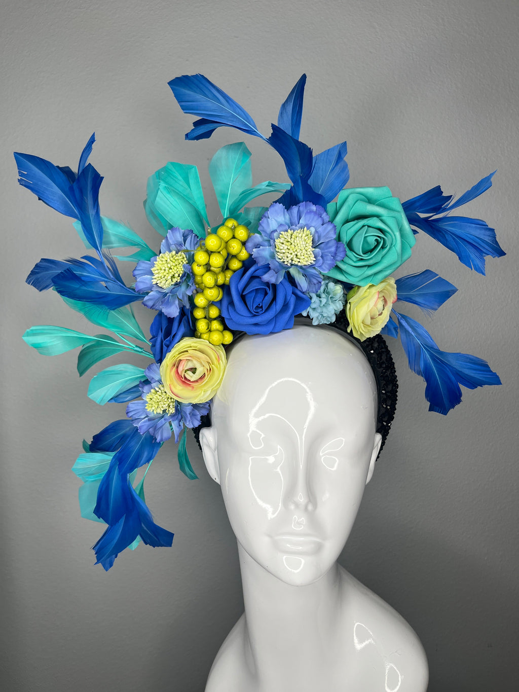 Blaue und Blaugrün gefiederte Gartenkrone mit Beeren Akzente Fascinator Hut