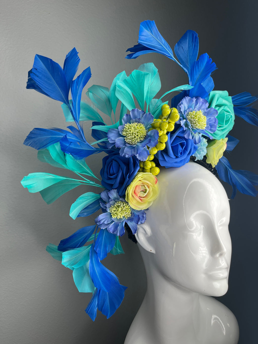 Blaue und Blaugrün gefiederte Gartenkrone mit Beeren Akzente Fascinator Hut