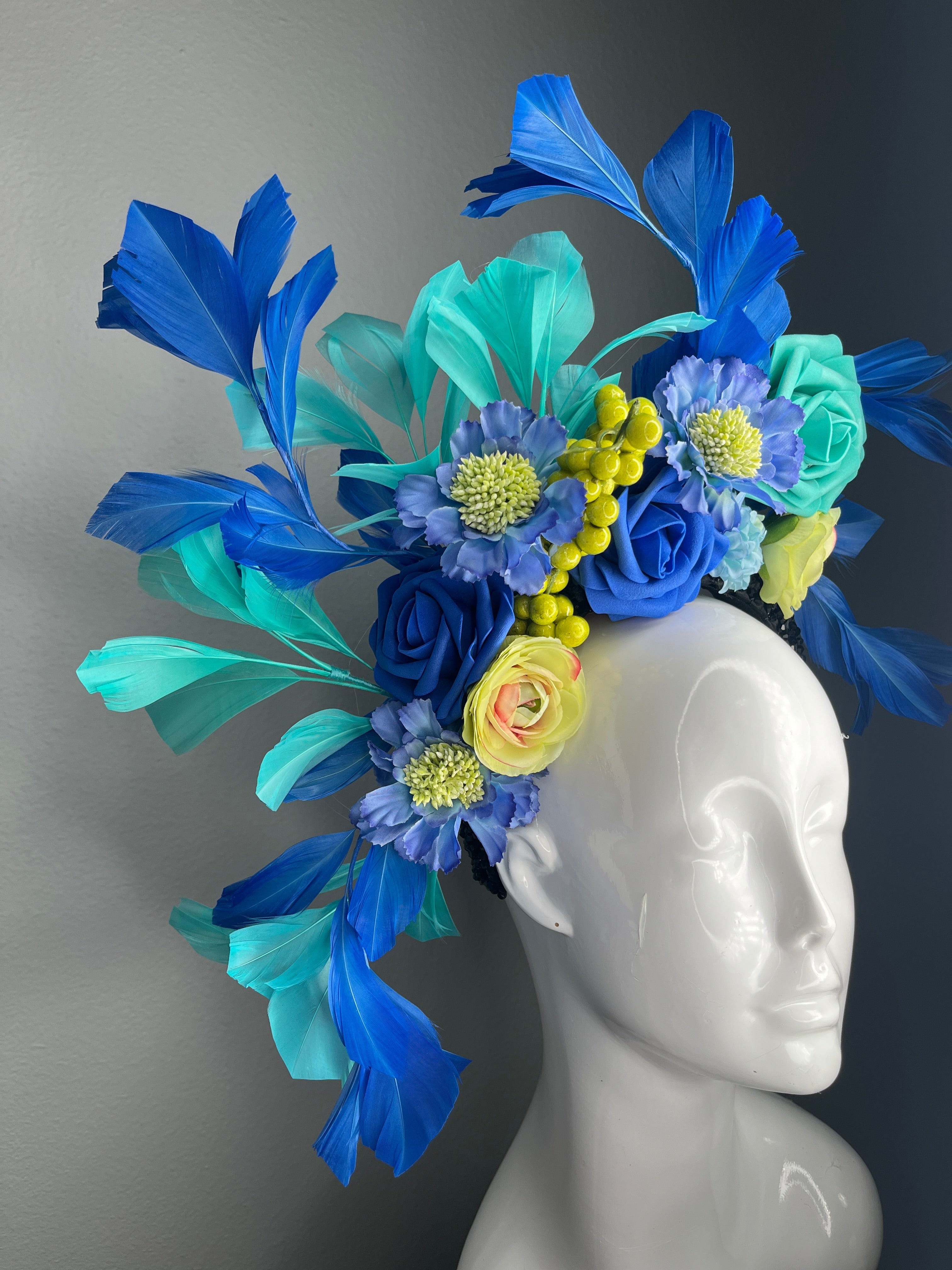 Blaue und Blaugrün gefiederte Gartenkrone mit Beeren Akzente Fascinator Hut