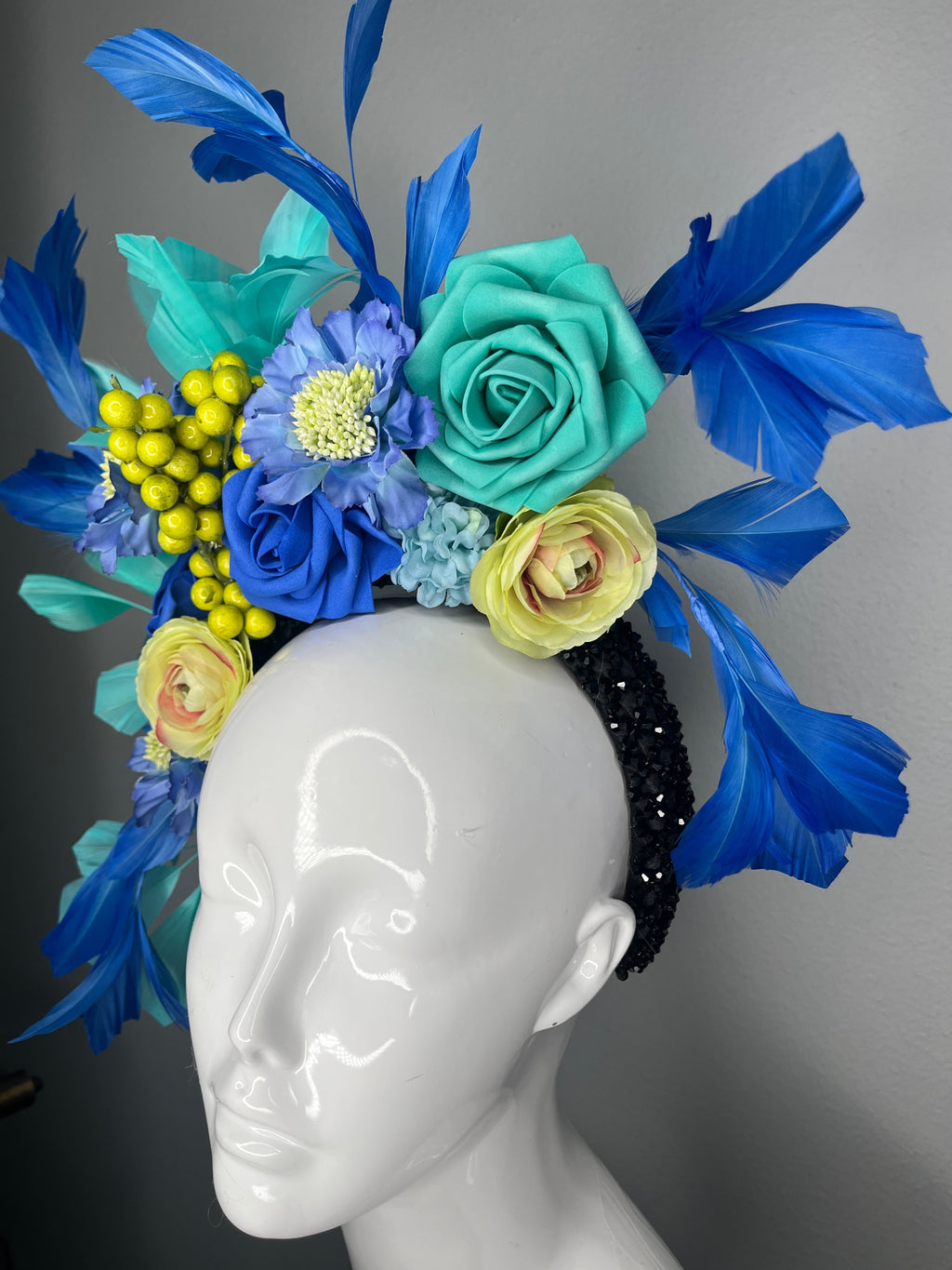 Blaue und Blaugrün gefiederte Gartenkrone mit Beeren Akzente Fascinator Hut
