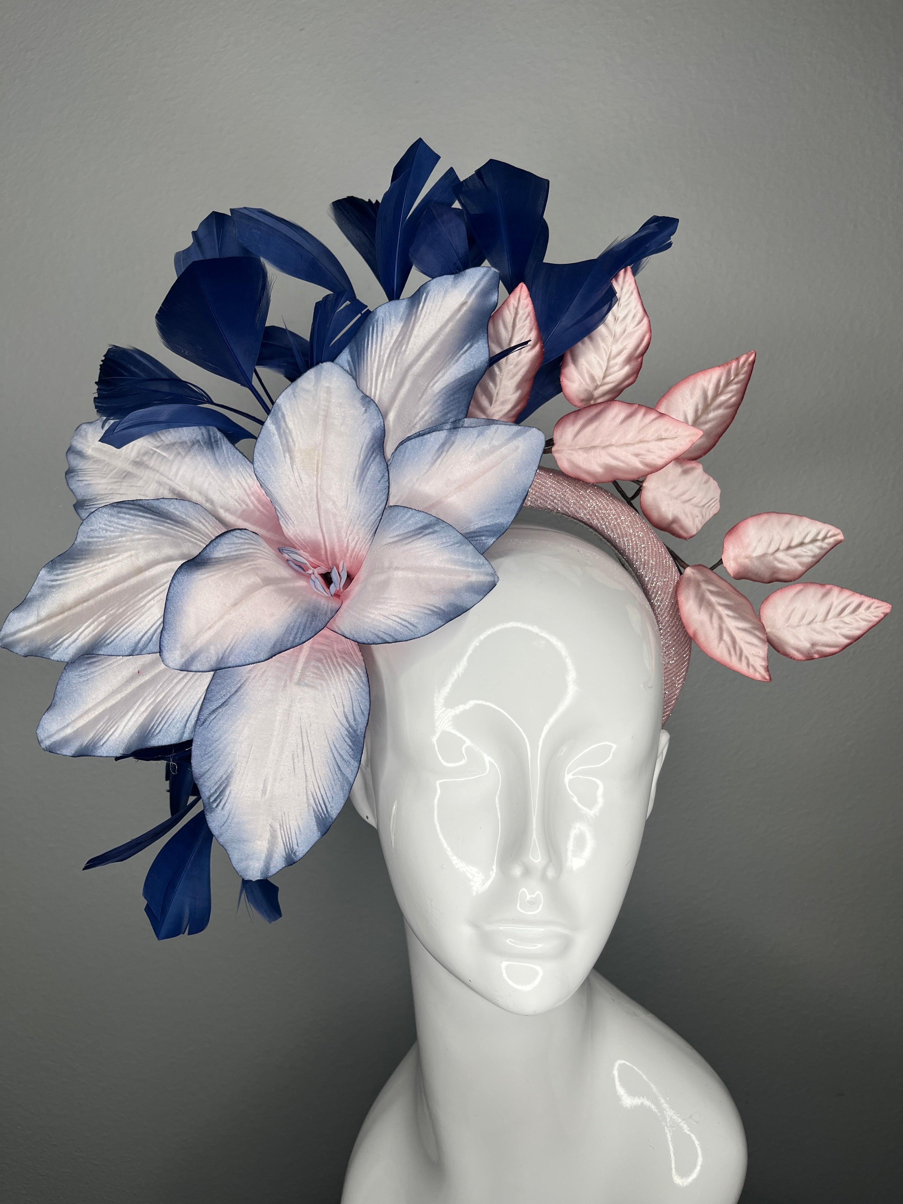 Vintage Blush & Marineblau Blumen Statement Faszinator mit geformten Federn und Vintage verlässt Faszinator Hut