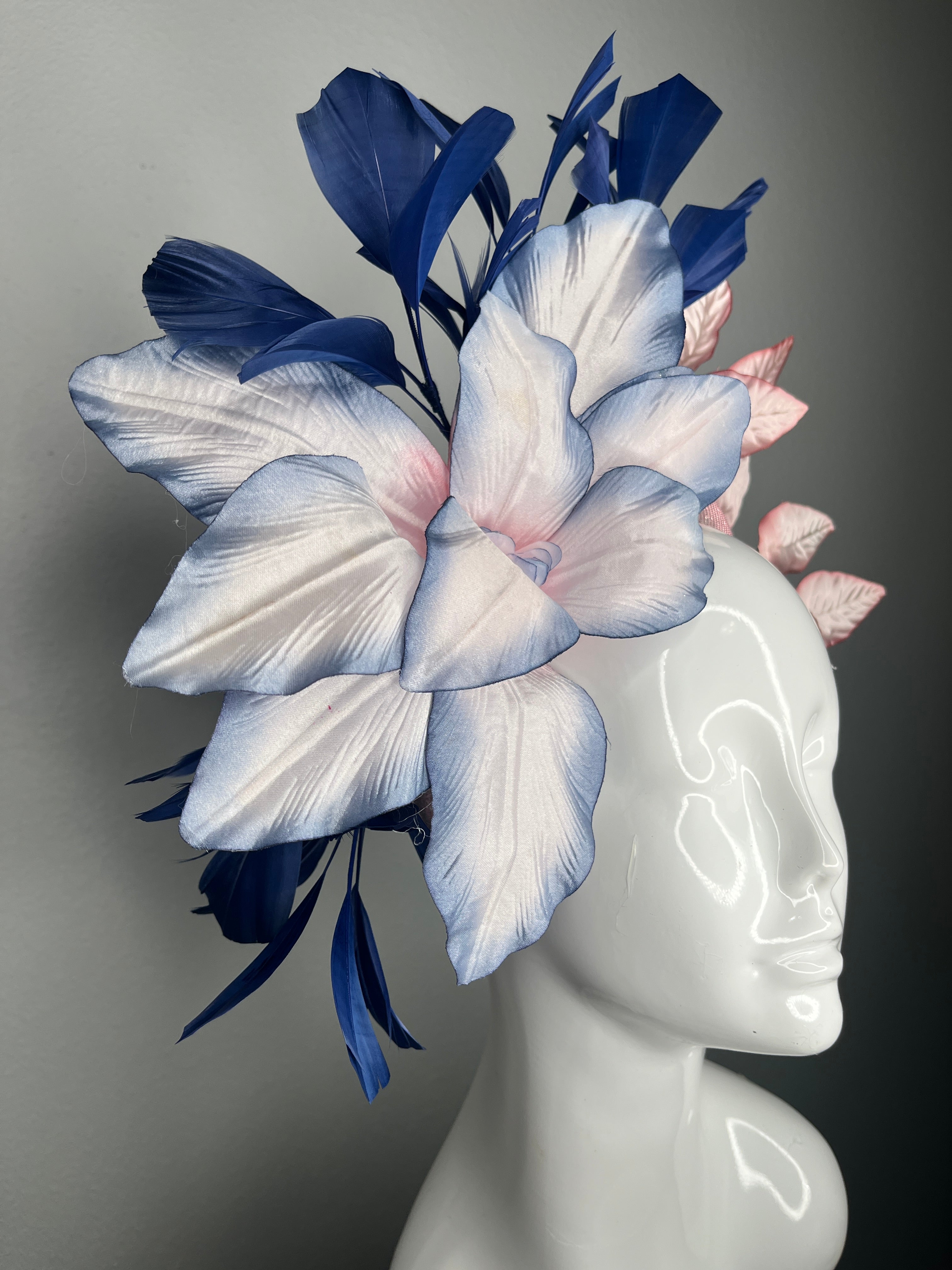 Vintage Blush & Marineblau Blumen Statement Faszinator mit geformten Federn und Vintage verlässt Faszinator Hut