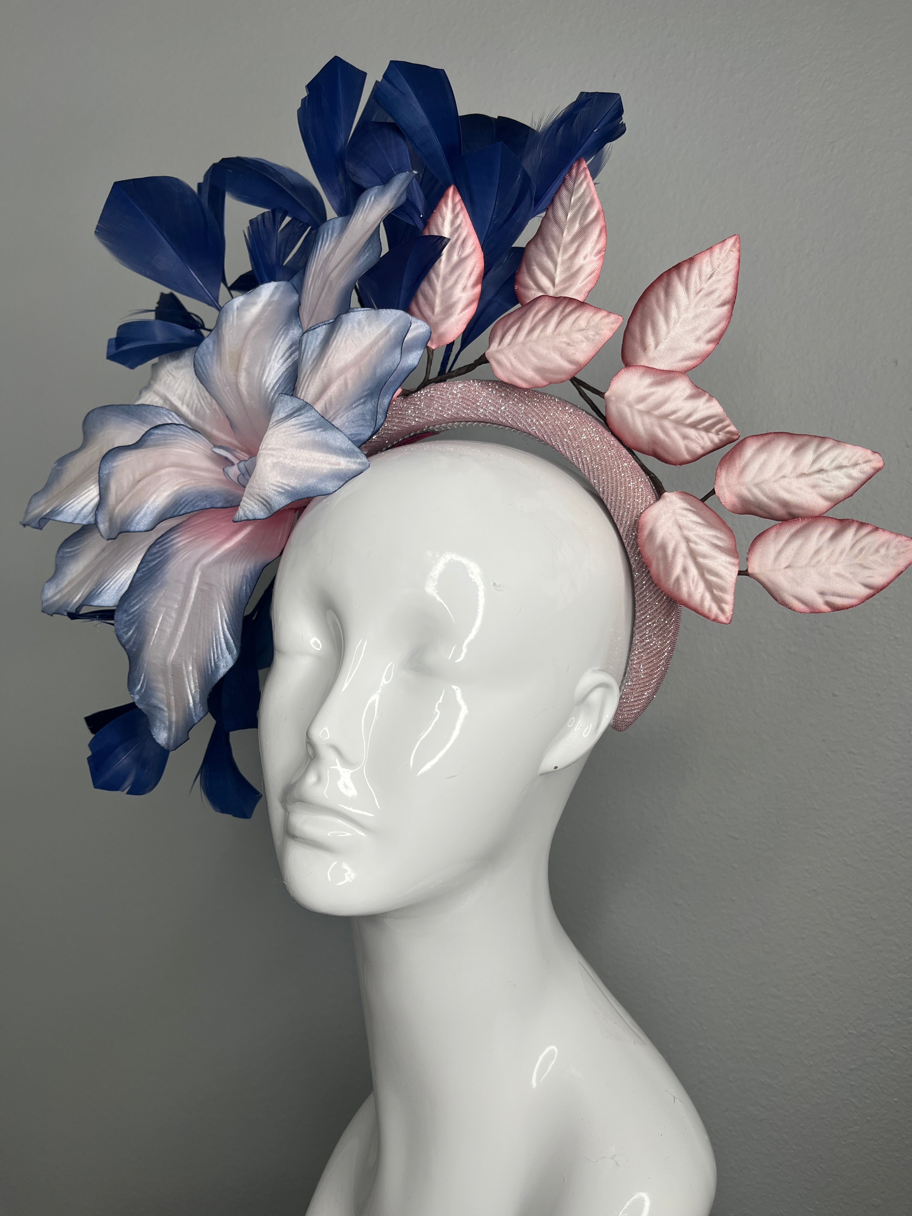Vintage Blush & Marineblau Blumen Statement Faszinator mit geformten Federn und Vintage verlässt Faszinator Hut