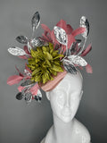 Altrosa Fascinator mit Silbermetallic Blätter und grüne Dahlia Bloom