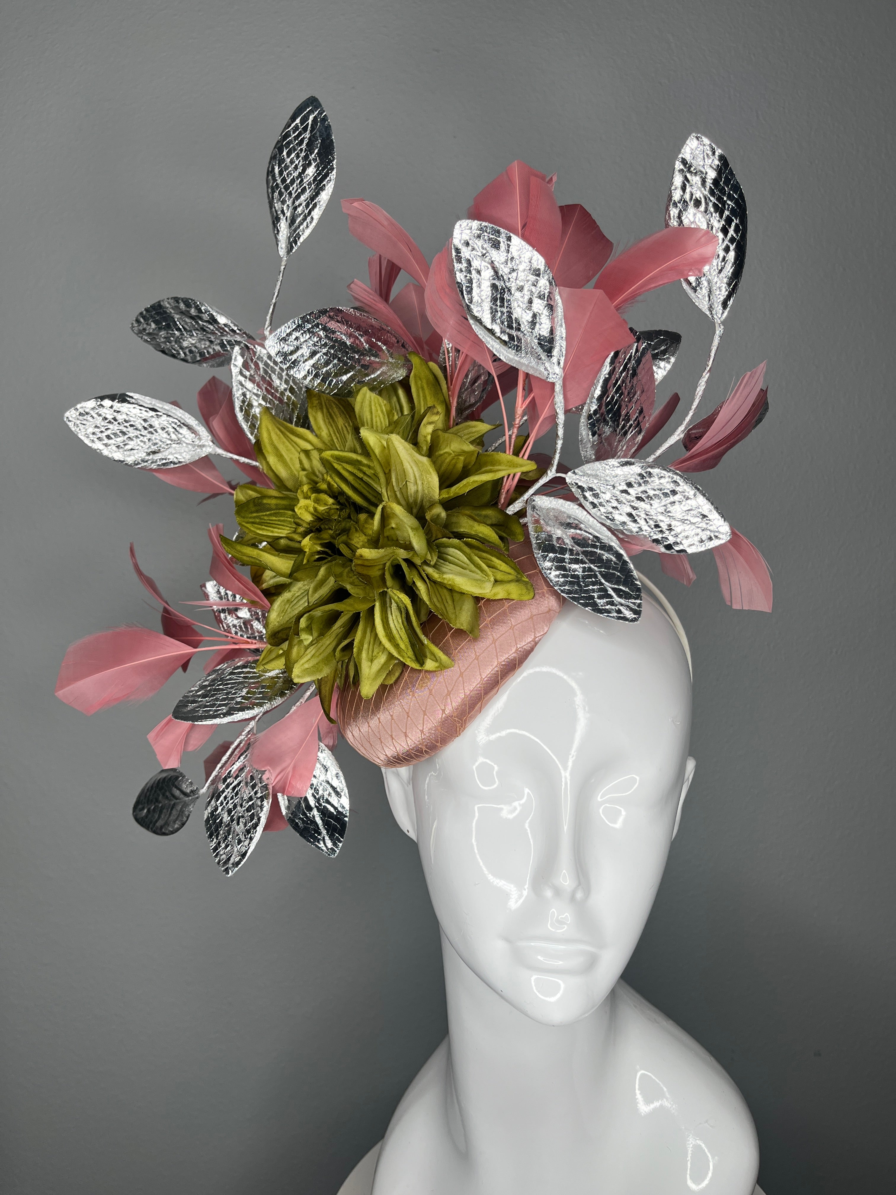 Altrosa Fascinator mit Silbermetallic Blätter und grüne Dahlia Bloom