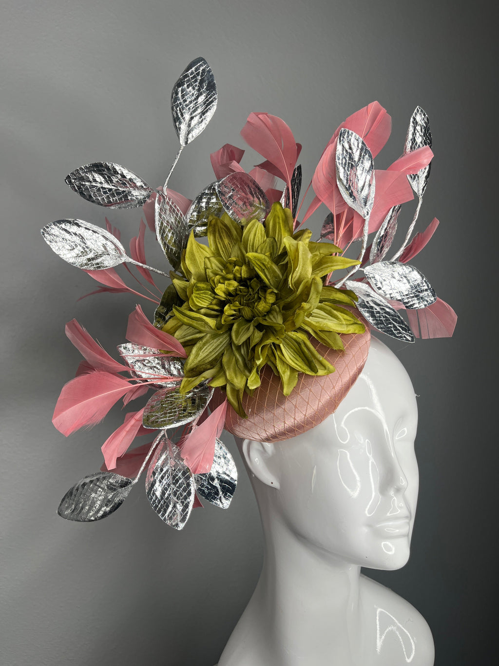 Altrosa Fascinator mit Silbermetallic Blätter und grüne Dahlia Bloom