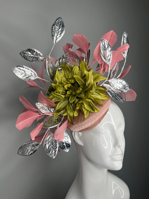 Altrosa Fascinator mit Silbermetallic Blätter und grüne Dahlia Bloom