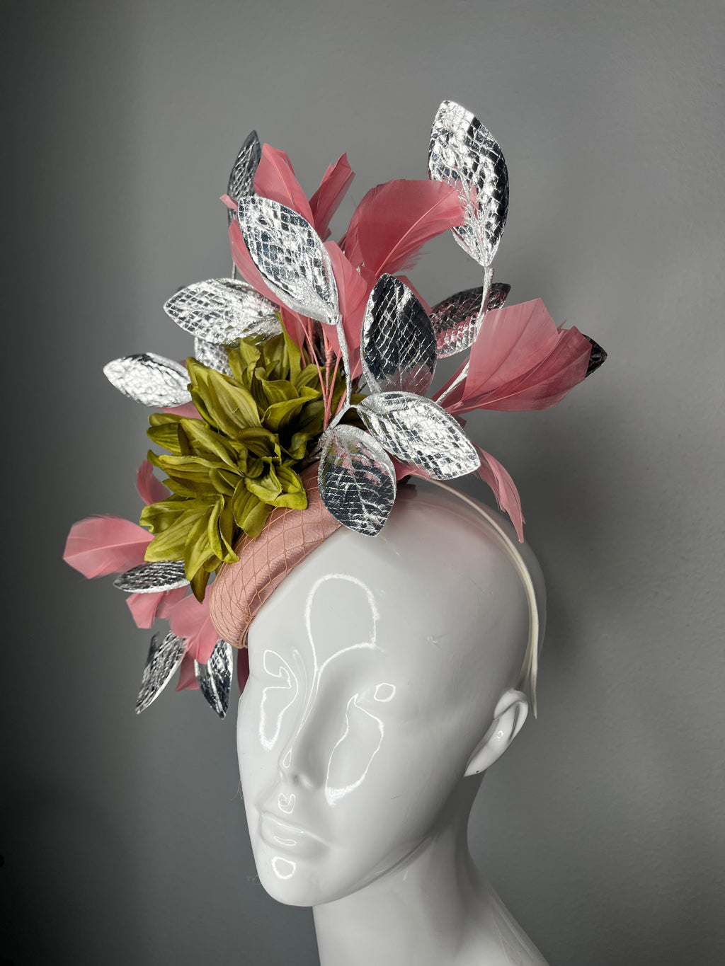 Altrosa Fascinator mit Silbermetallic Blätter und grüne Dahlia Bloom