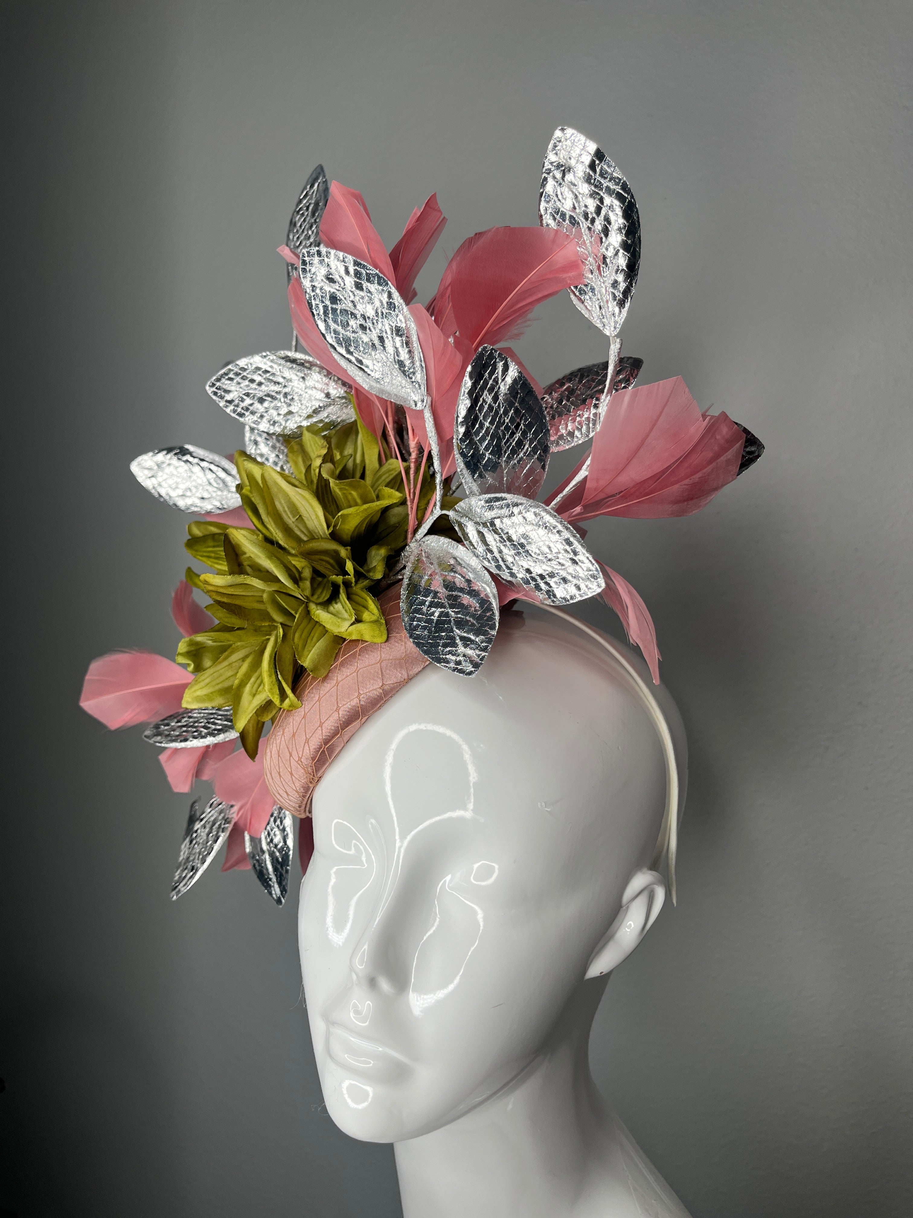 Altrosa Fascinator mit Silbermetallic Blätter und grüne Dahlia Bloom